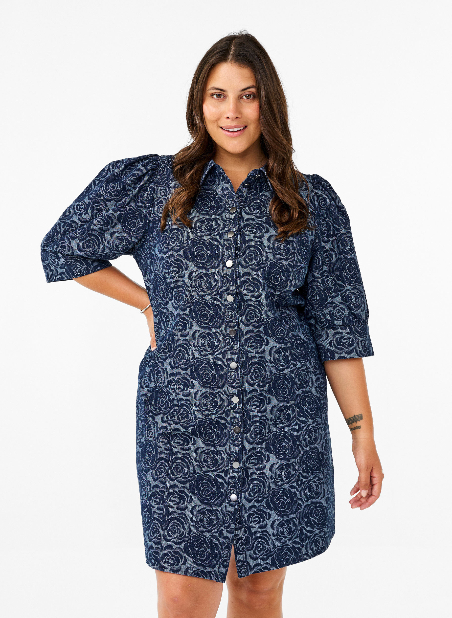 Zizzi Korte denim overhemdjurk met rozenpatroon, Denim Rose AOP, Model image number 0