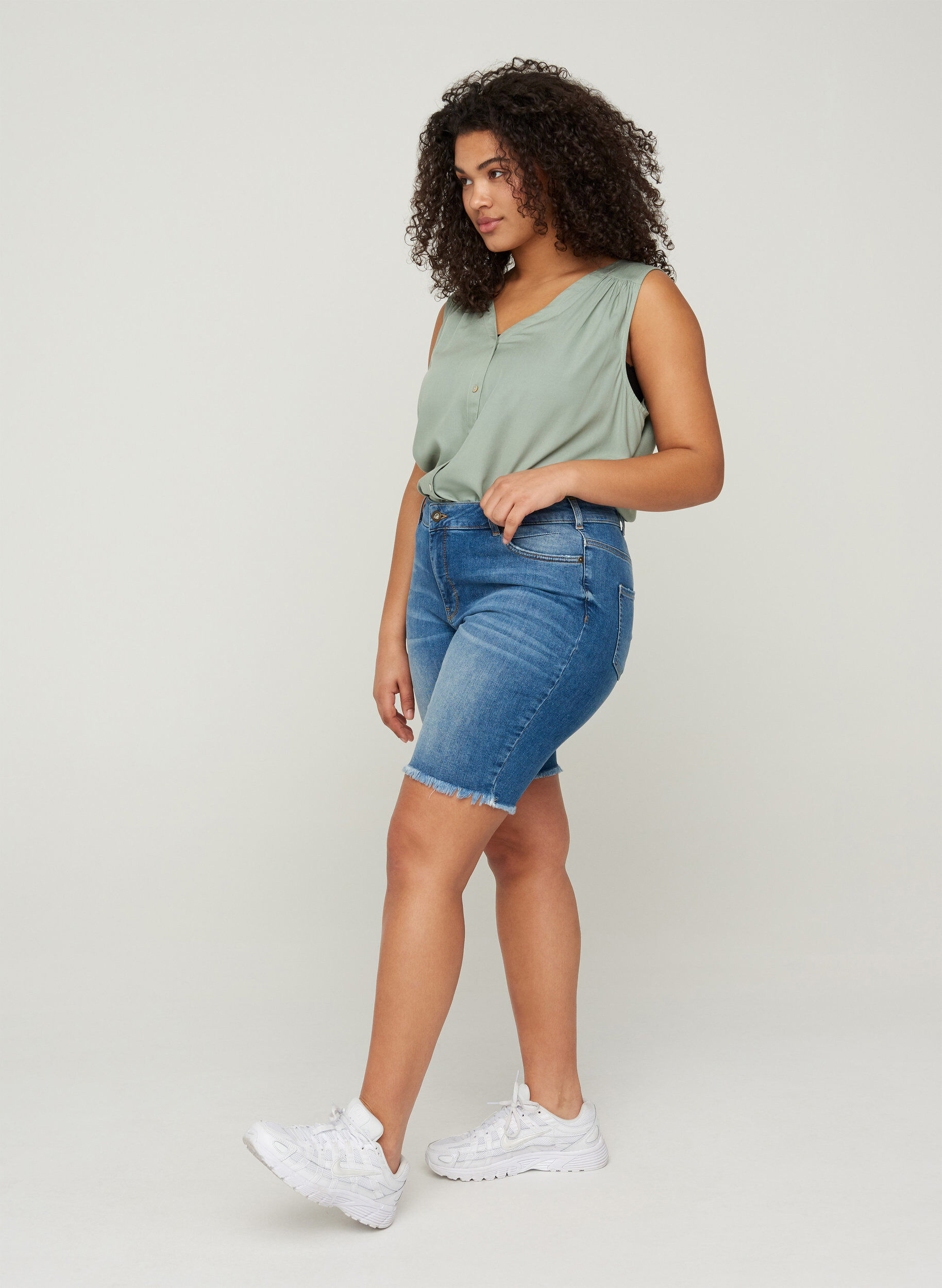 Zizzi Denim short met hoge taille en onafgewerkt randen, Dark blue denim, Model image number 2