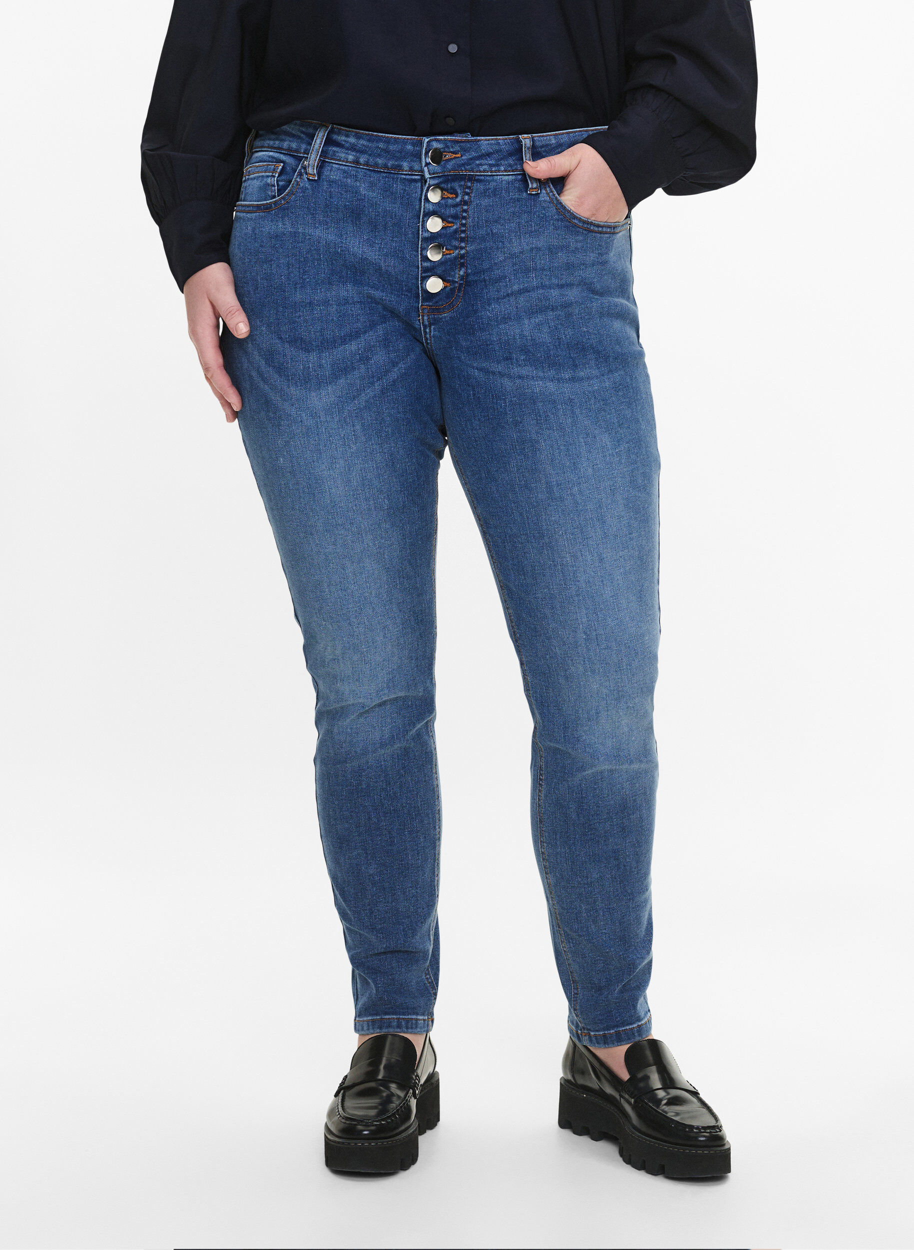 Zizzi Sanna jeans met superslanke pasvorm en knoopsluiting, Blue denim, Model image number 2