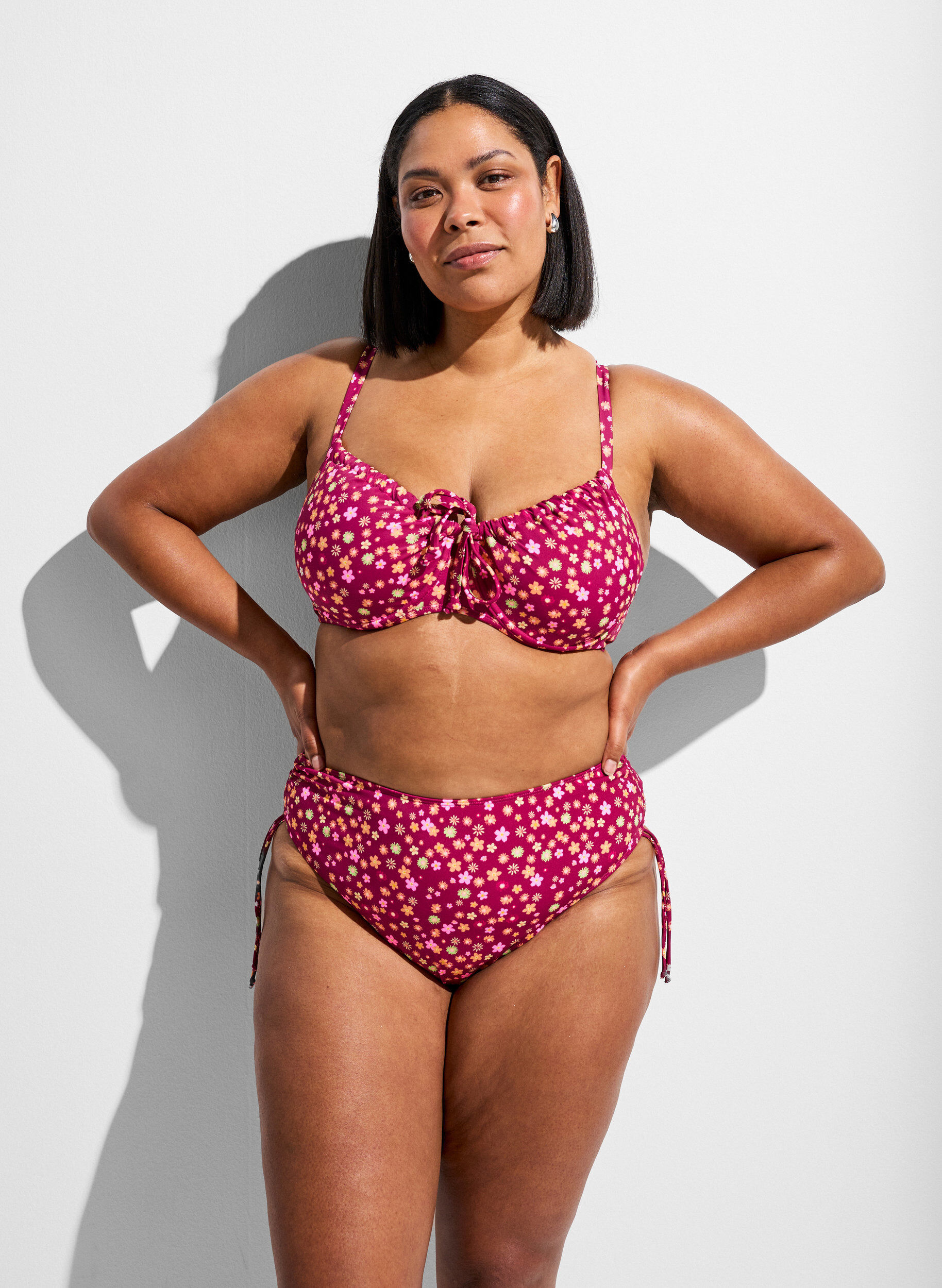 Zizzi Beugel-bikinitop met strikbandjes, Rood, Model image number 1