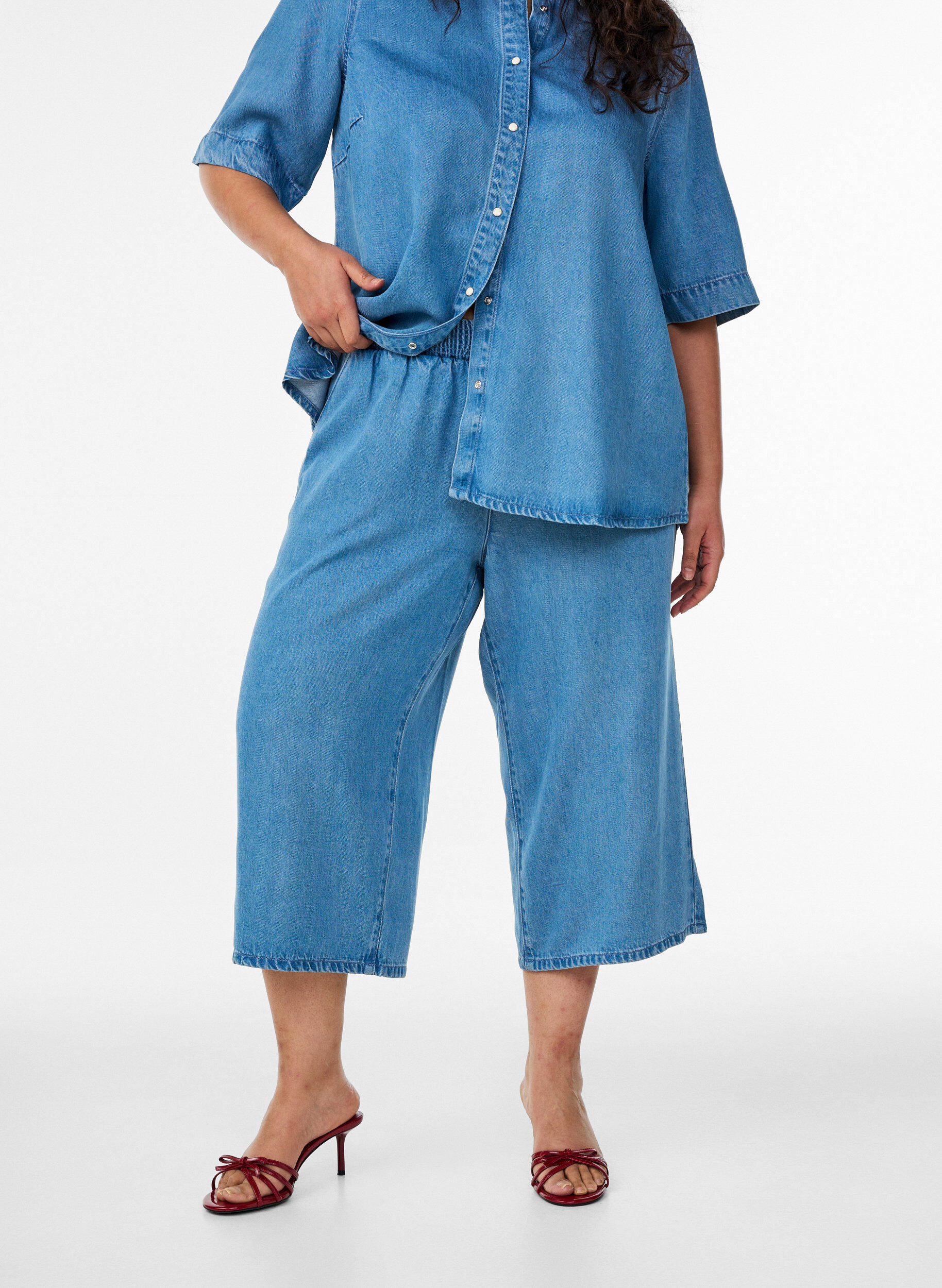 Zizzi Lyocell culotte broek met wijde pijpen en denimlook, Blauw, Model image number 2