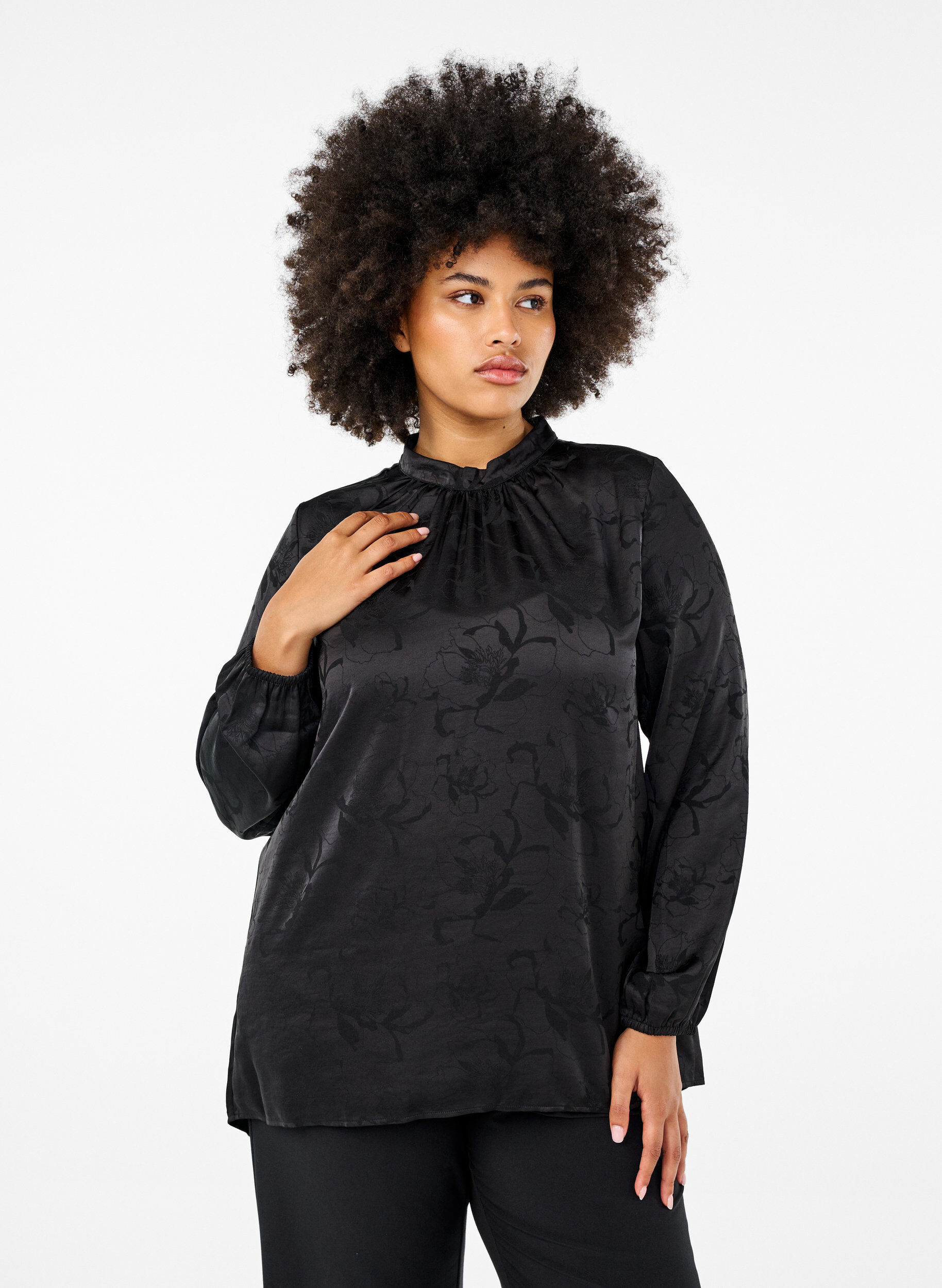 Zizzi Satijnen blouse met ton-sur-ton patroon, Black, Model image number 0