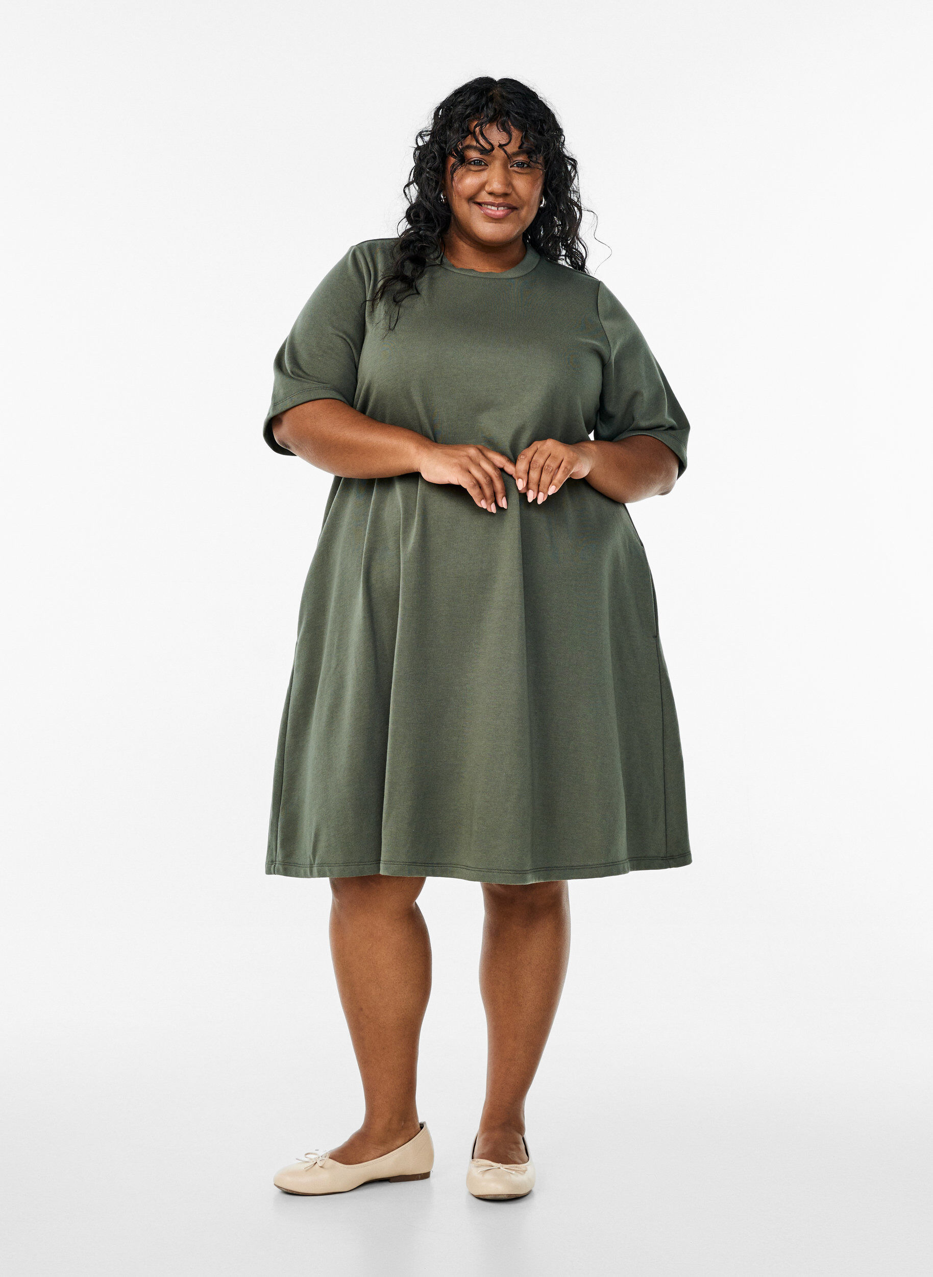 Zizzi Knielange jerseyjurk met zakken en A-lijn vorm, Groen, Model image number 1