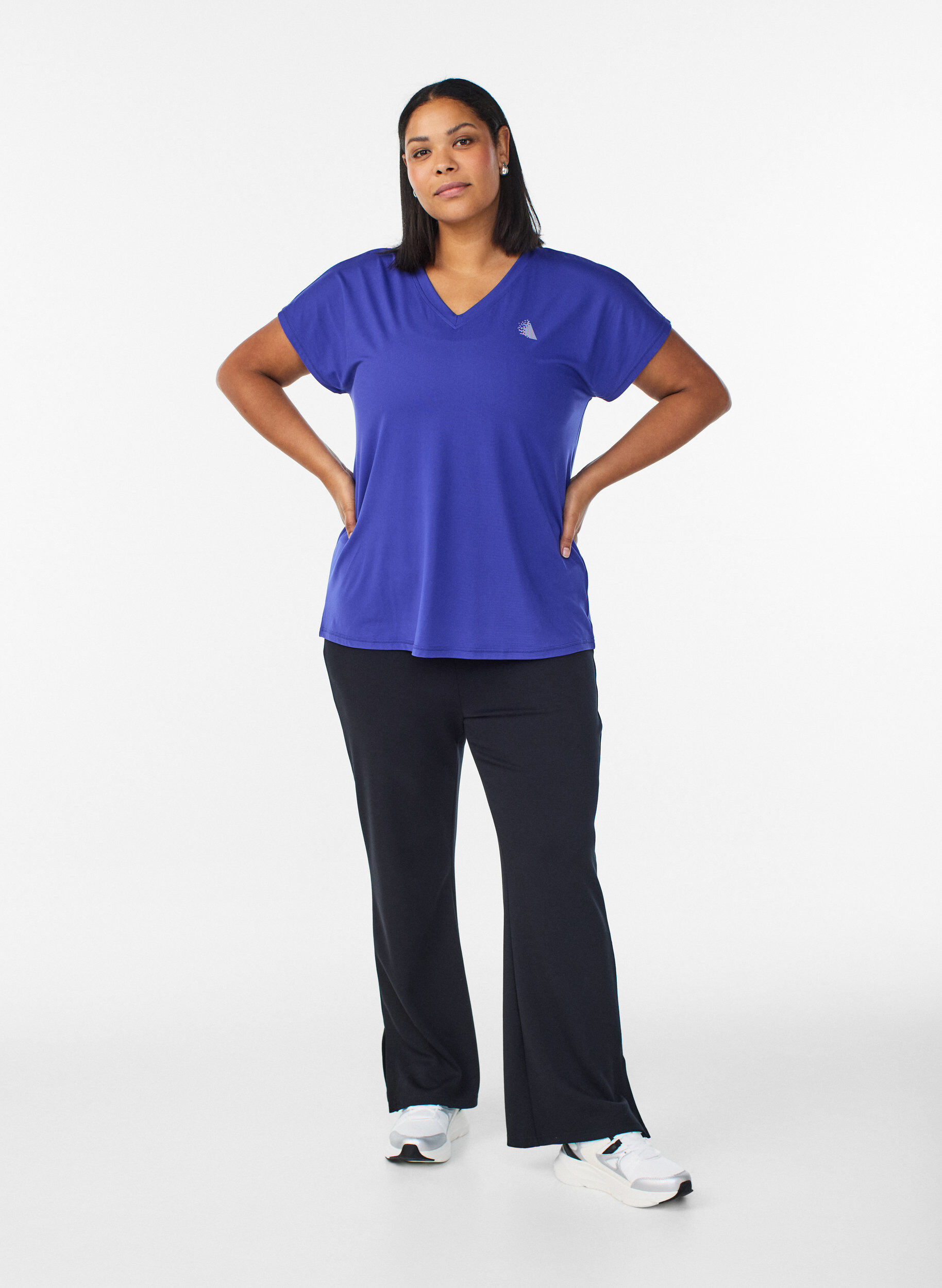 Zizzi Losvallend trainings-T-shirt met V-hals, Paars, Model image number 1