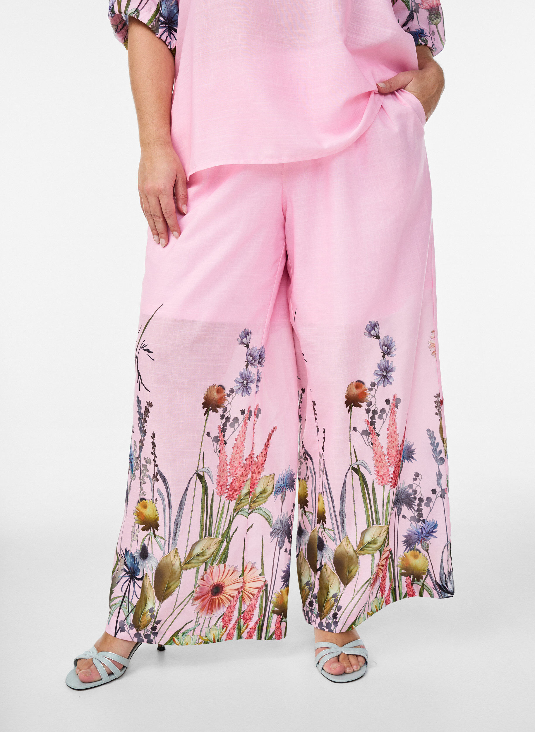 Zizzi Broek met bloemenprint en wijde pijpen, Roze, Model image number 2