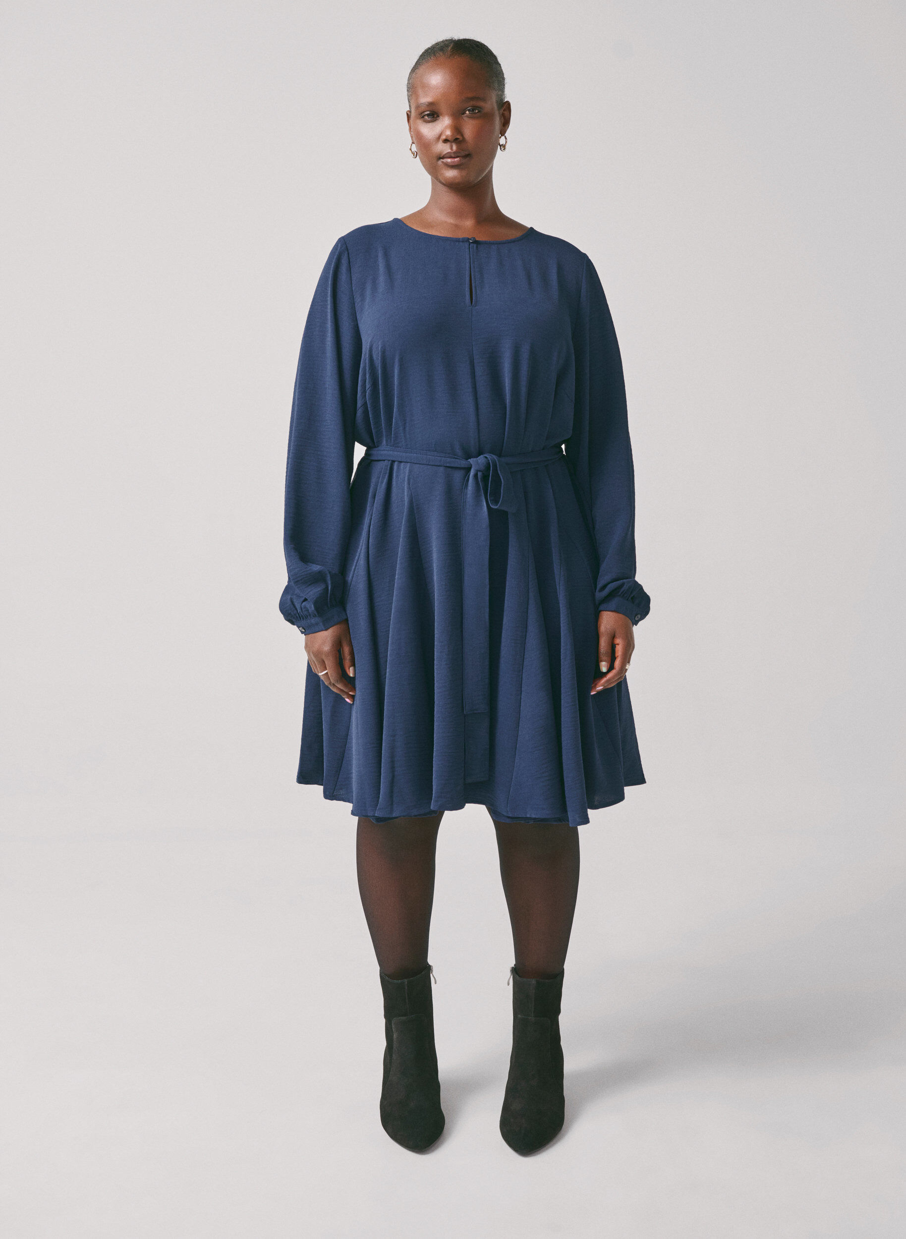 Zizzi Jurk met lange mouwen en een riem met een striksluiting, Navy Blazer, Image image number 1