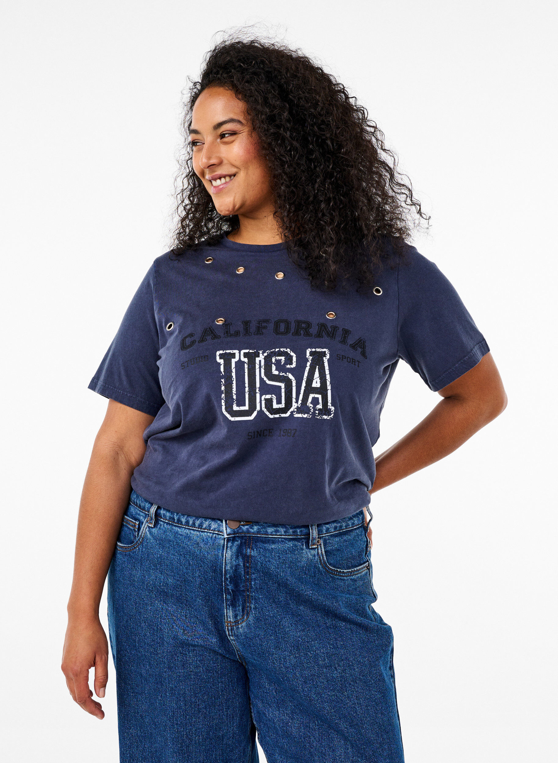 Zizzi T-shirt met oogjes en print, Navy Washed , Model image number 0