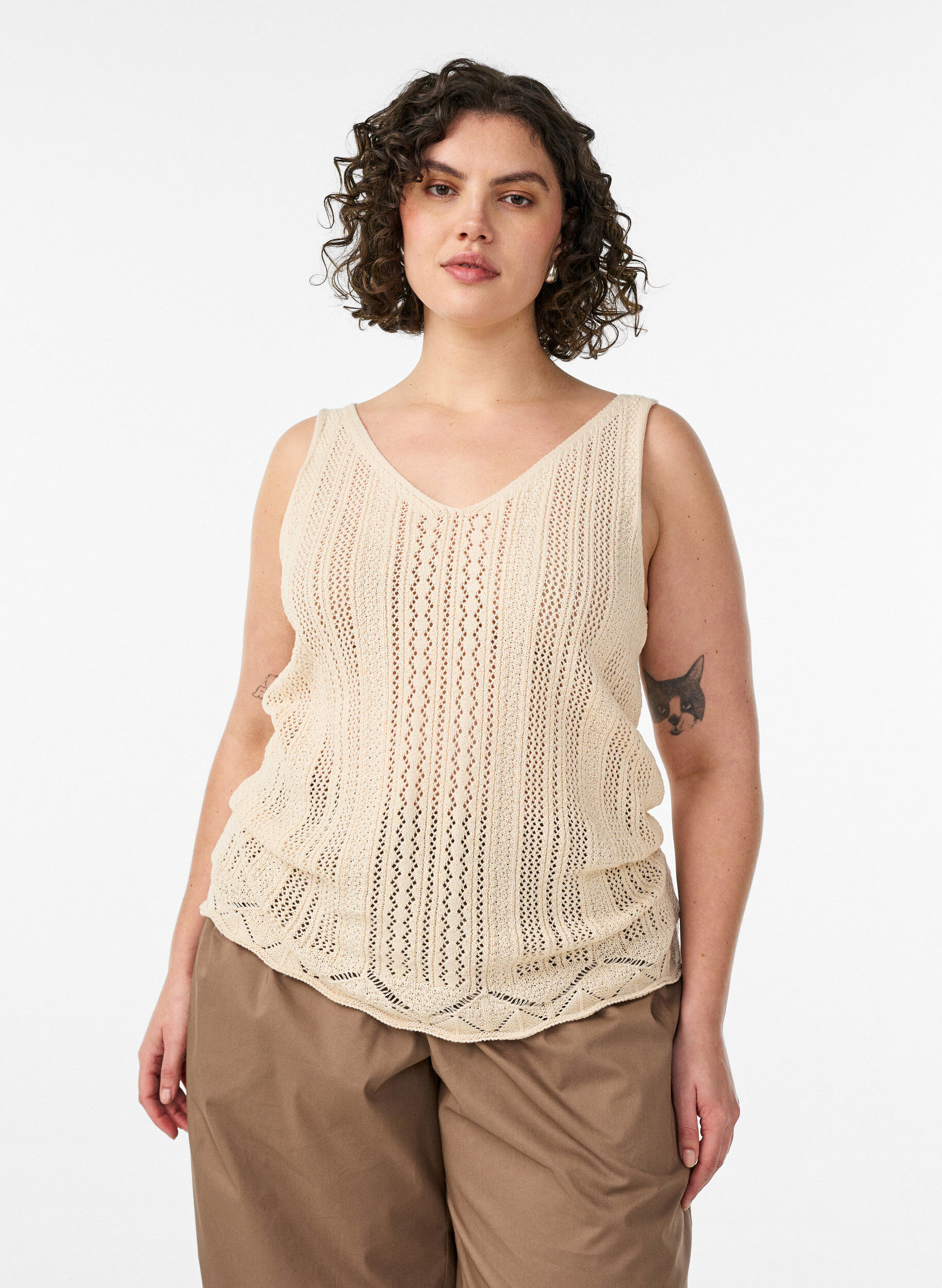 Zizzi Gebreide top met broderie ajour en V-hals, Beige, Model image number 0