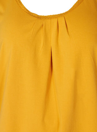 Katoenen top met ronde hals en kanten rand, Mineral Yellow, Packshot image number 2