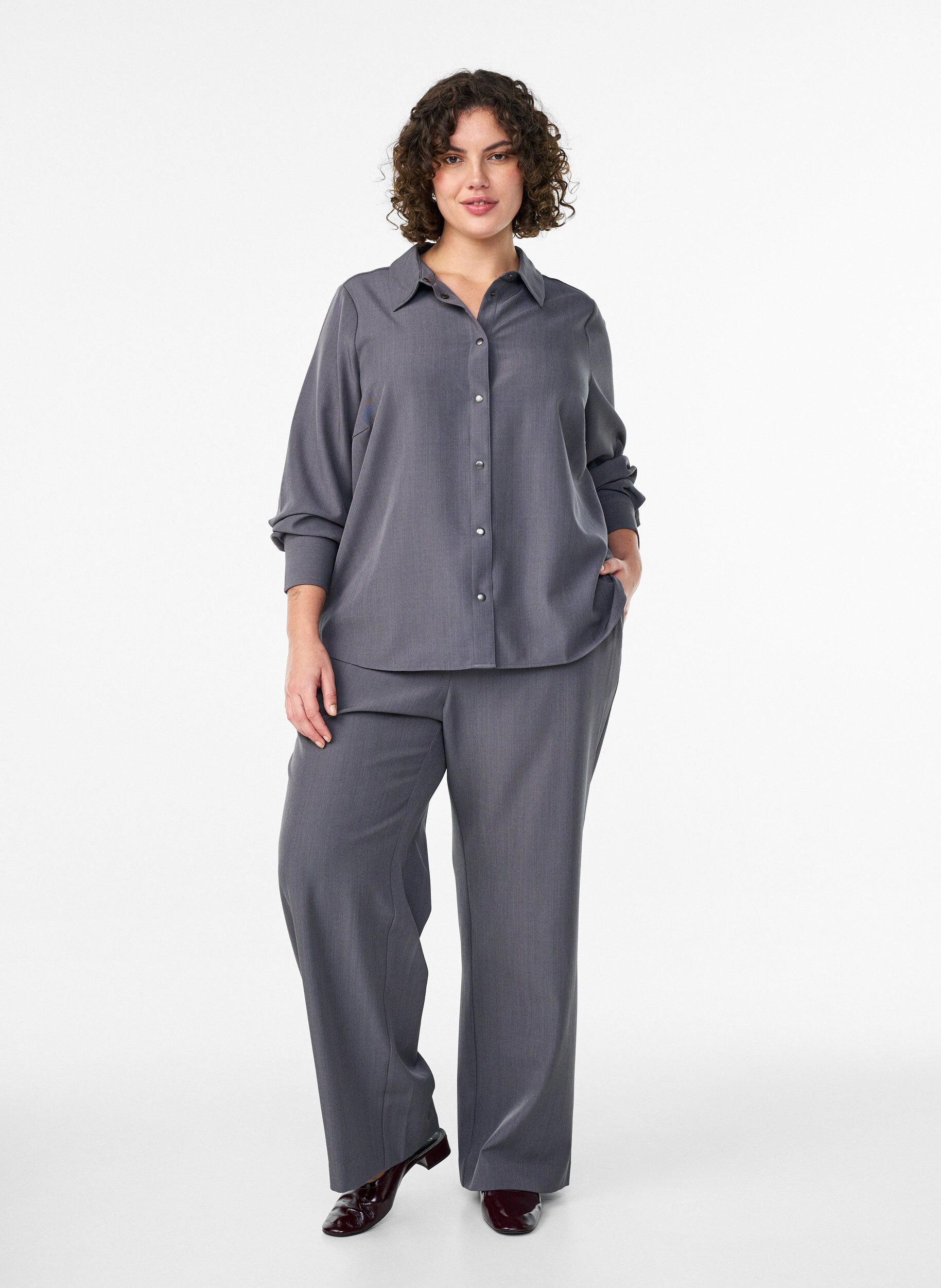 Zizzi Shirt met kraag en drukknopen, Grijs, Model image number 1