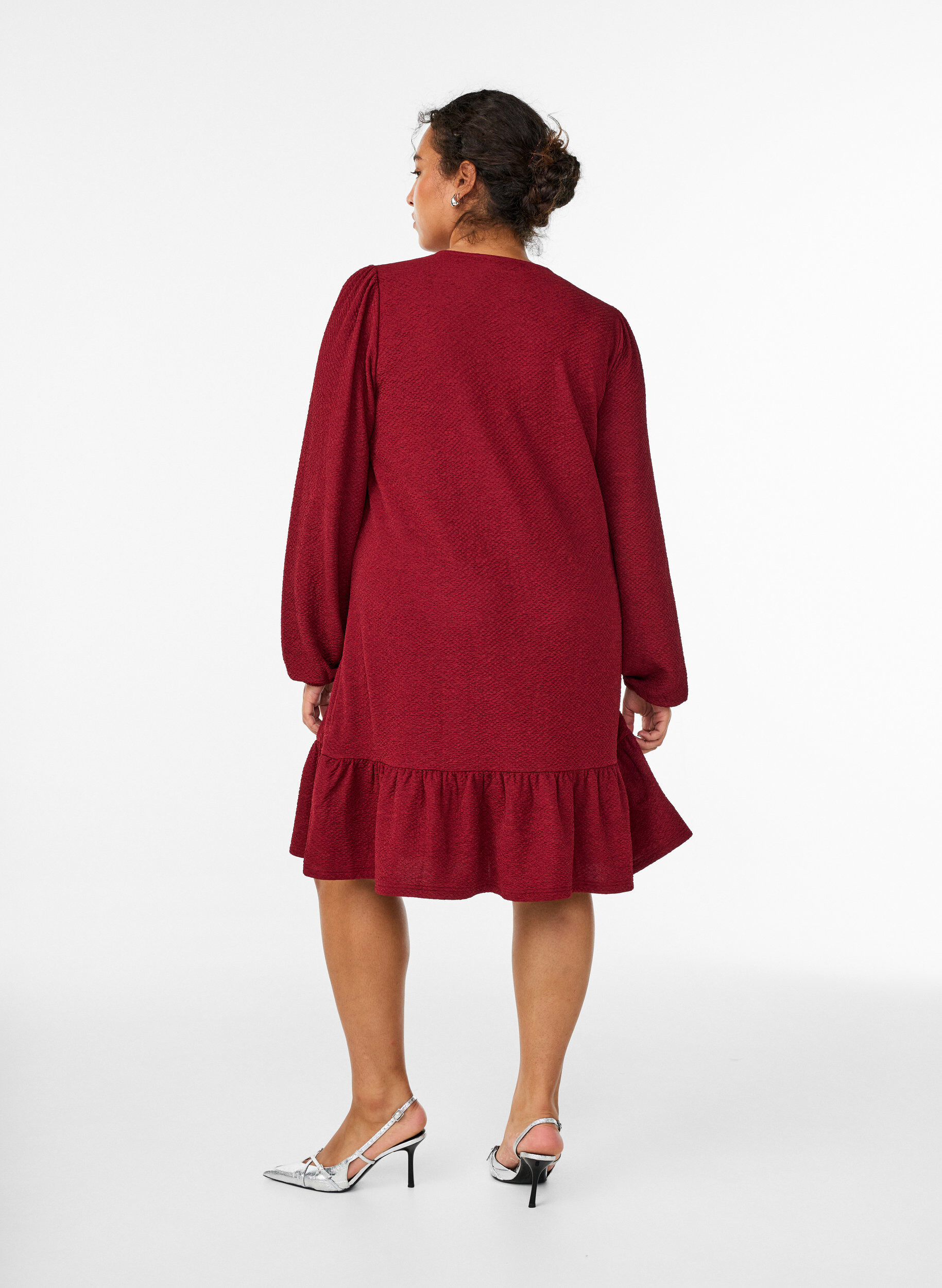 Zizzi Korte jurk met een ruffle zoom en structuur, Donker Bordeaux, Model image number 2