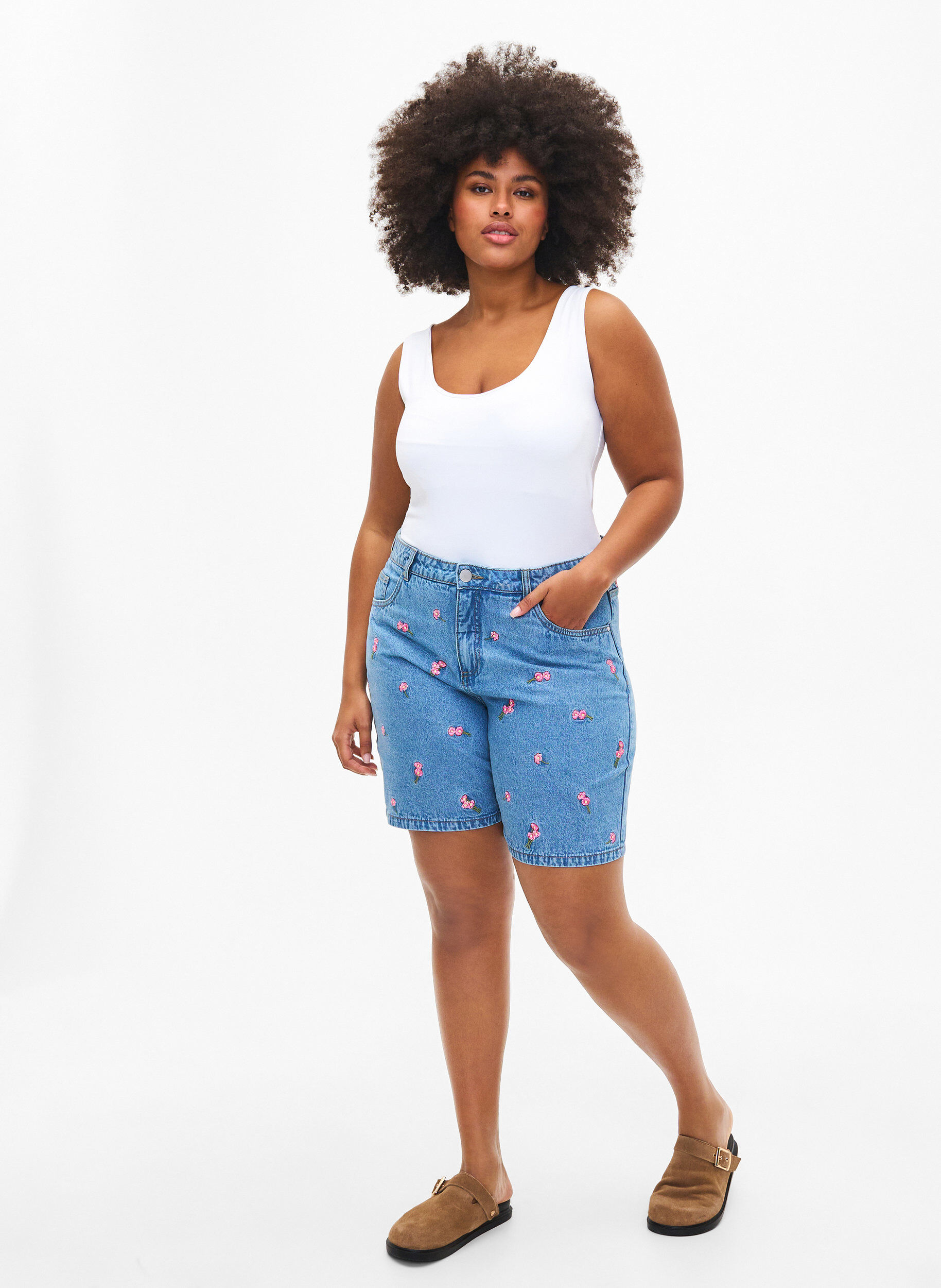 Zizzi Denimshorts met geborduurde bloemen, Blauw, Model image number 1