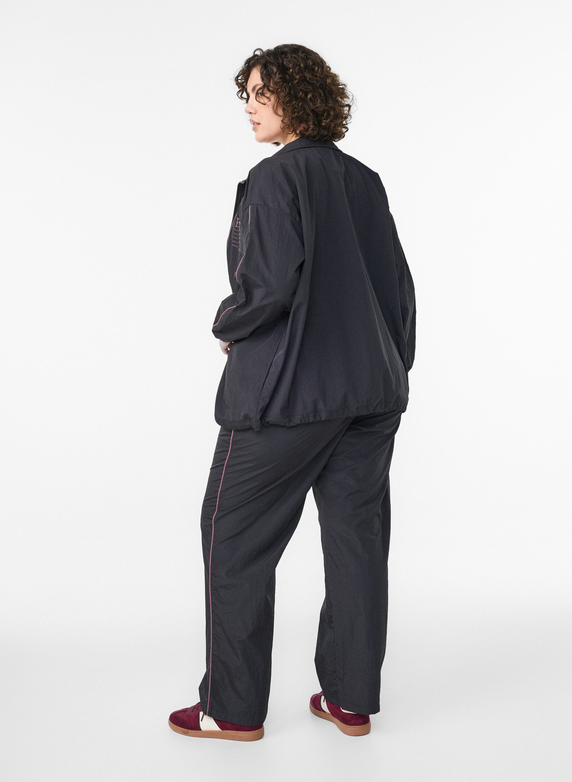 Zizzi Lichtgewicht broek met contrasterende biezen en hoge taille, Zwart, Model image number 1