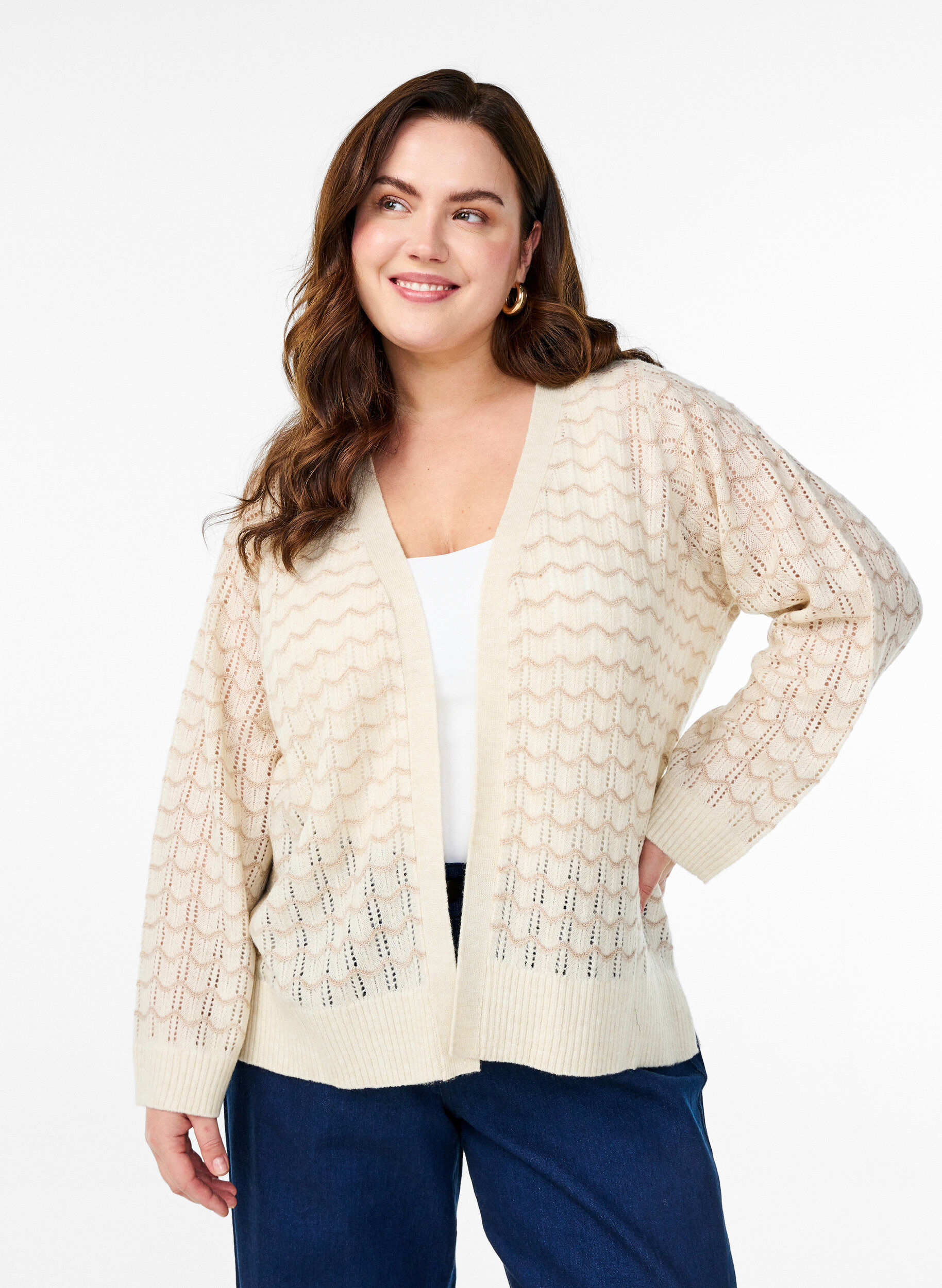 Zizzi Gebreide cardigan met een opengewerkt patroon en golvende lijnen, Birch w. Simply T., Model image number 0