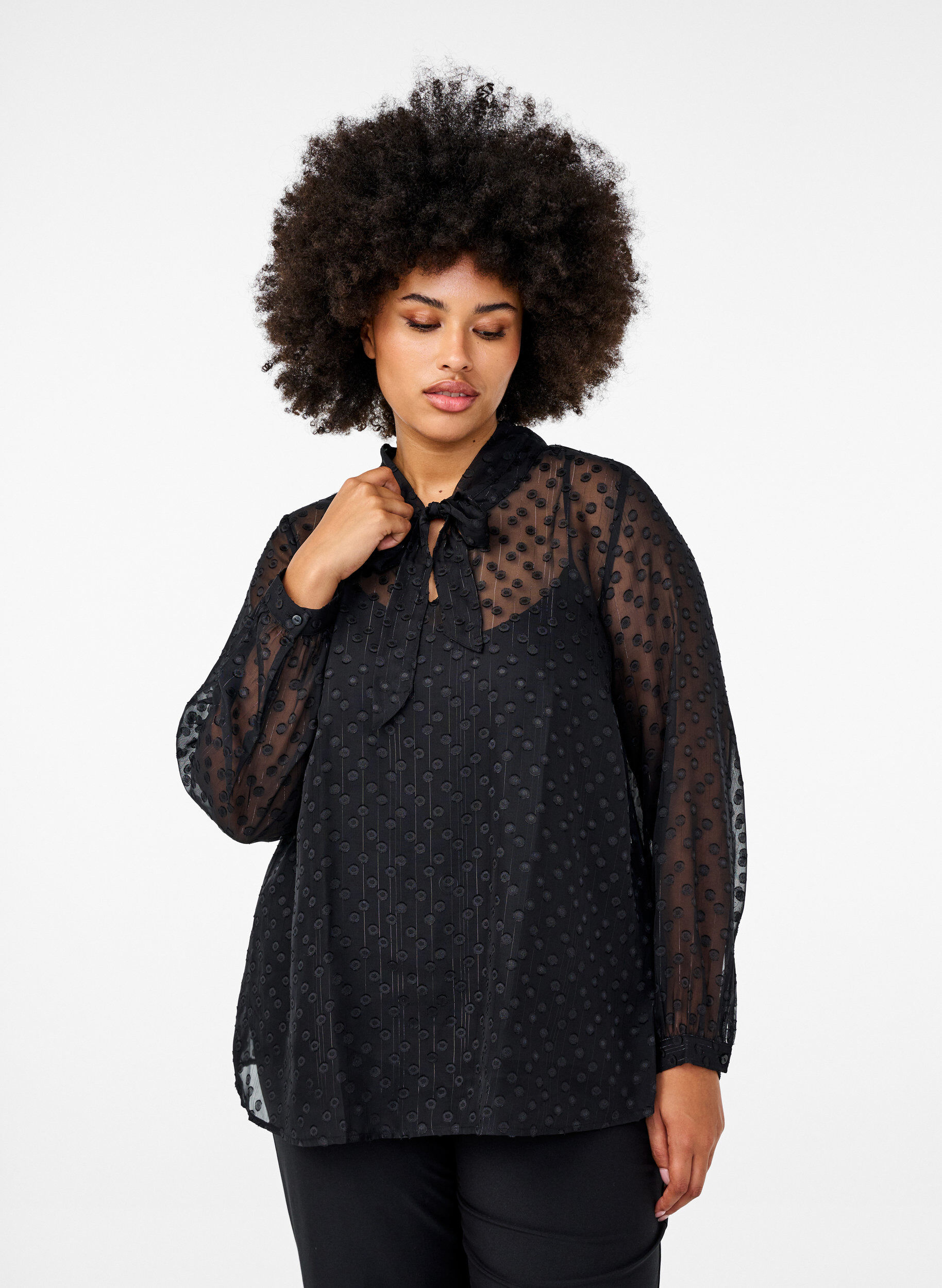 Zizzi Chiffon blouse met een gestippelde textuur, Black, Model image number 0