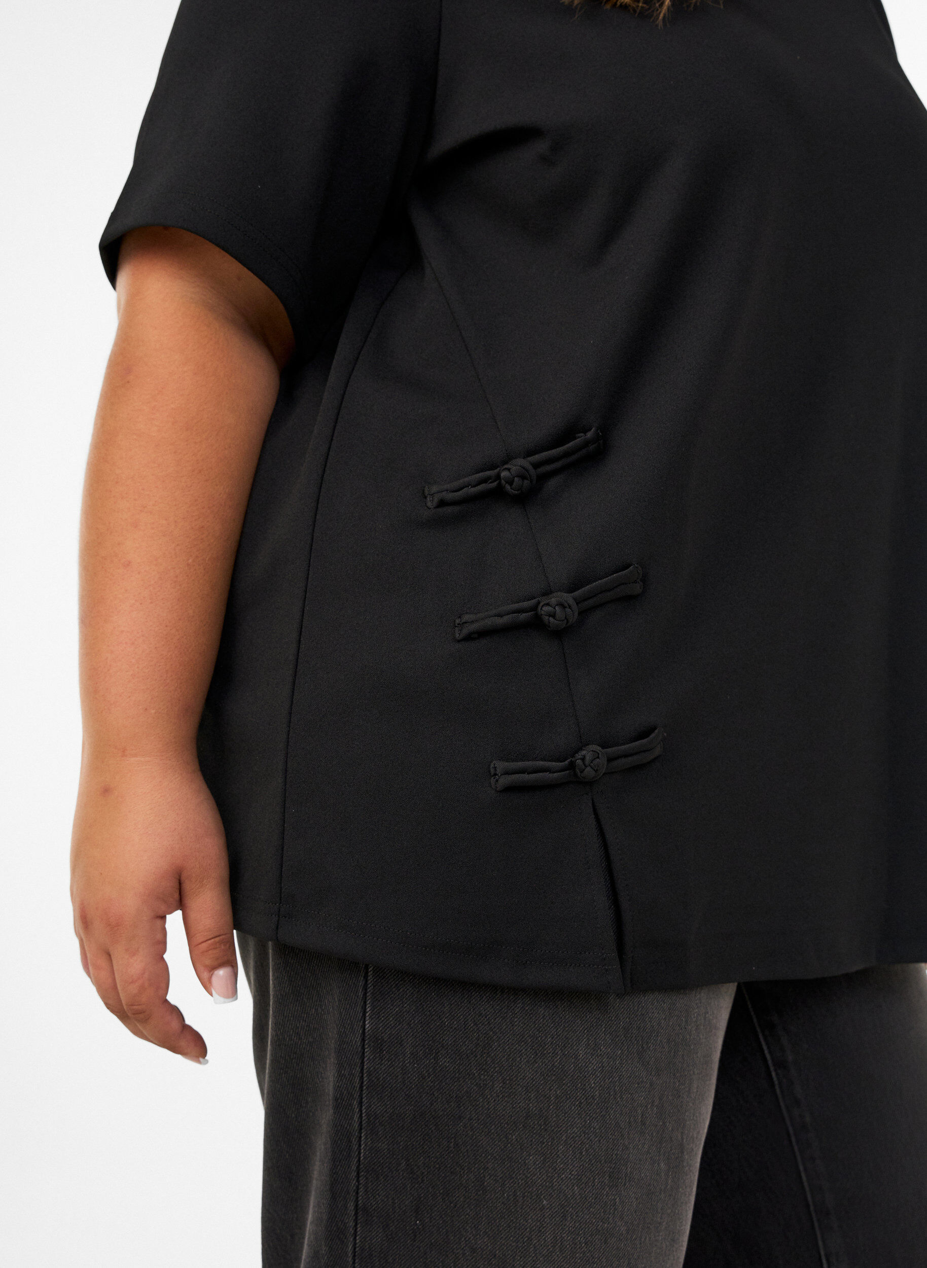 ZizziT-shirt met splitjes en decoratieve knoopsluitingen, Zwart, Model image number 3