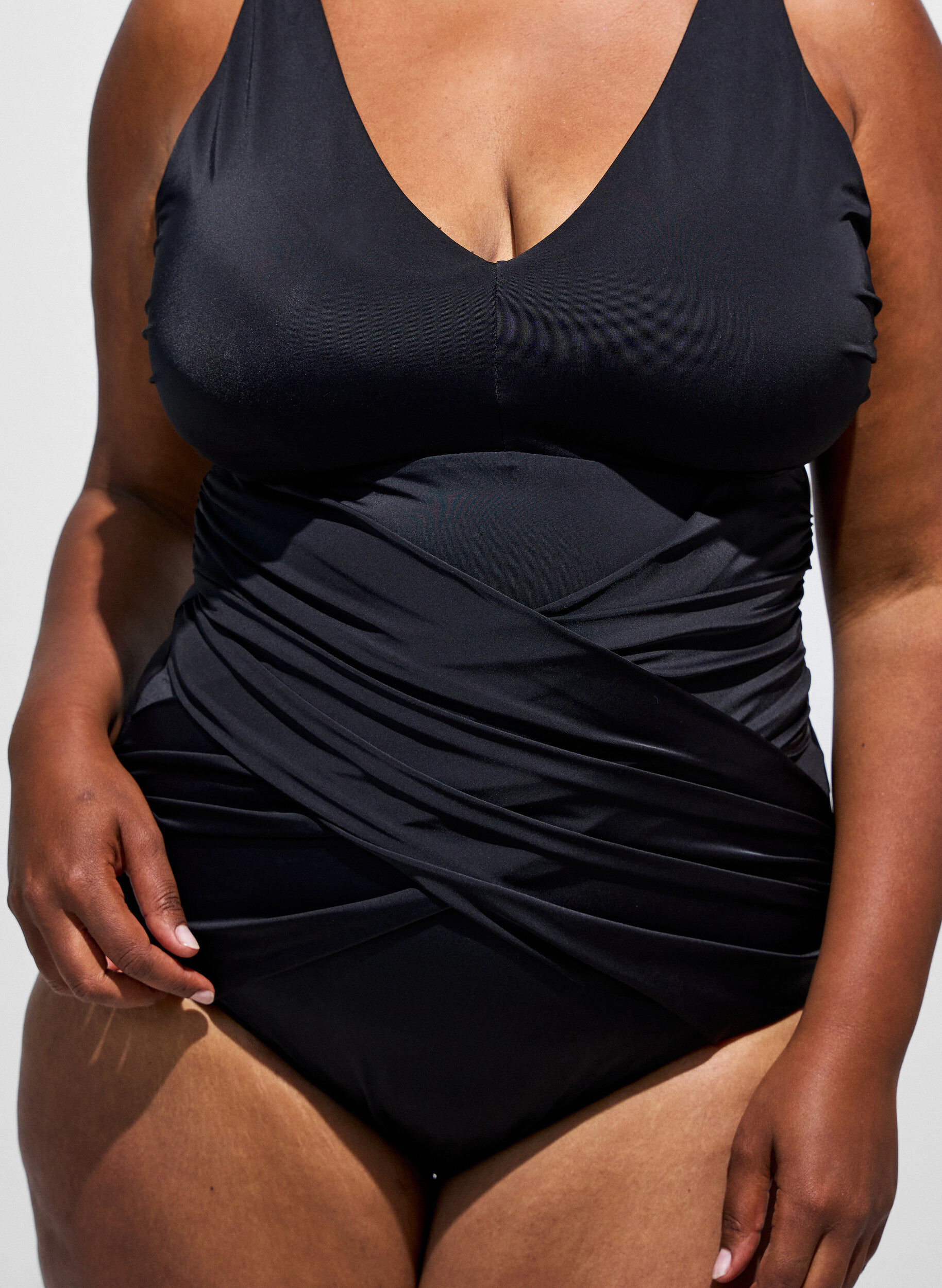 ZizziBadpak met gedrapeerd kruisdetaillering, Zwart, Model image number 2