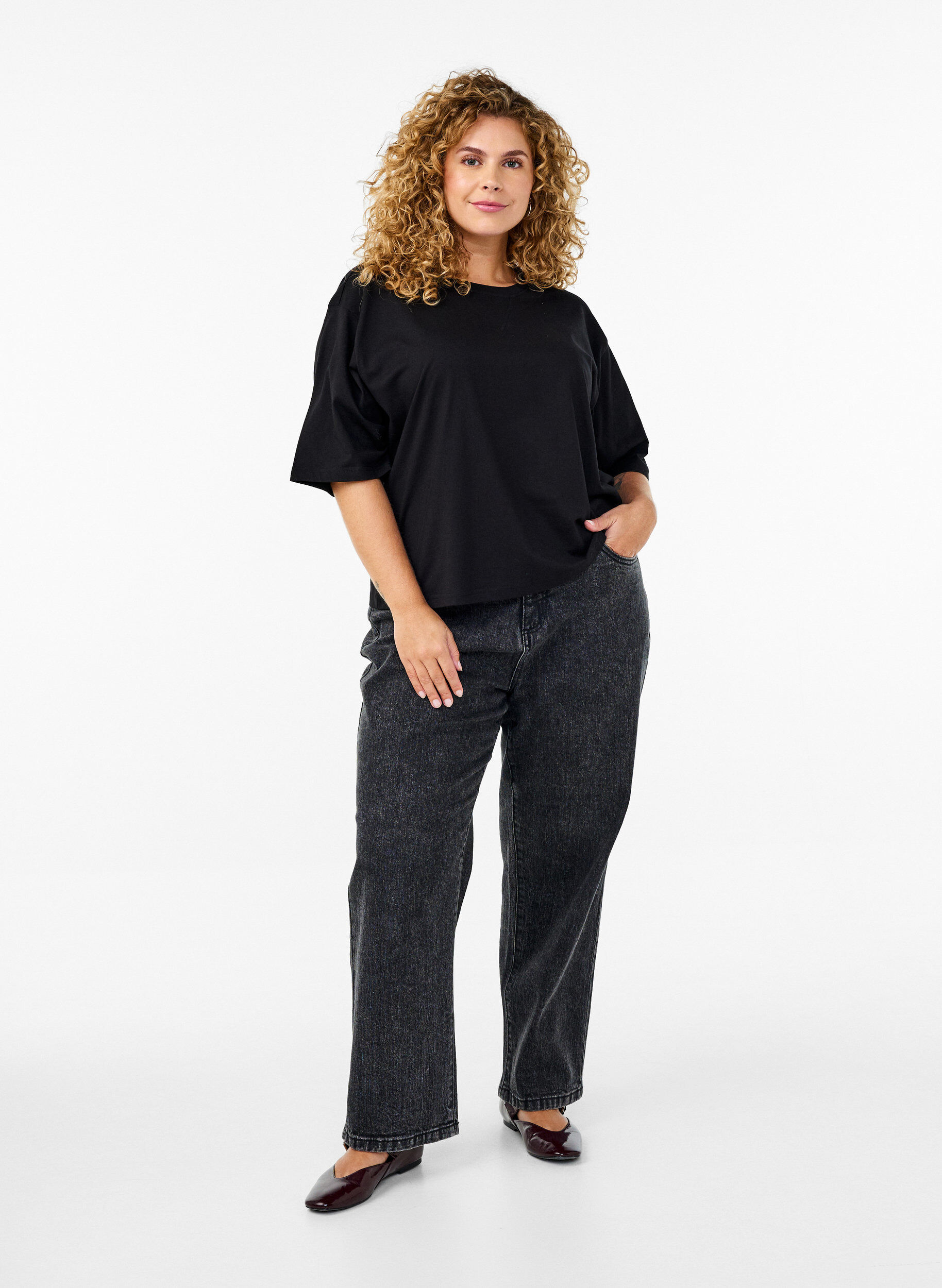 Zizzi Boxy T-shirt in biologisch katoen, Zwart, Model image number 1