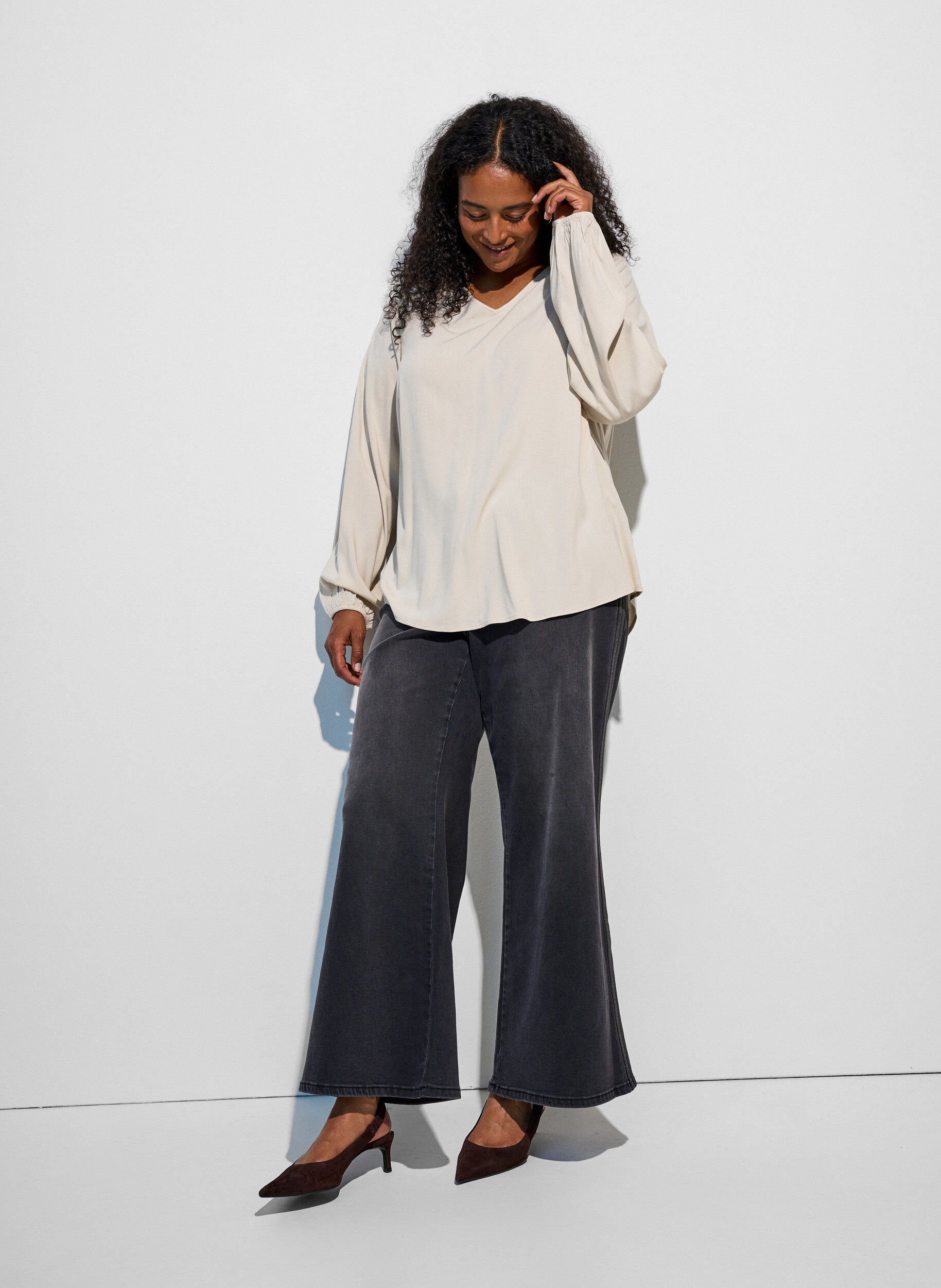 ZizziViscose blouse met V-hals en afgeronde zoom, Beige, Model image number 1