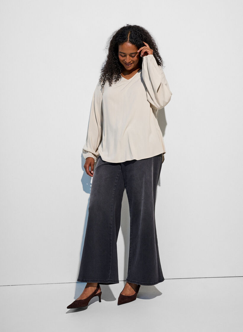 Viscose blouse met V-hals en afgeronde zoom, Beige, Model image number 1