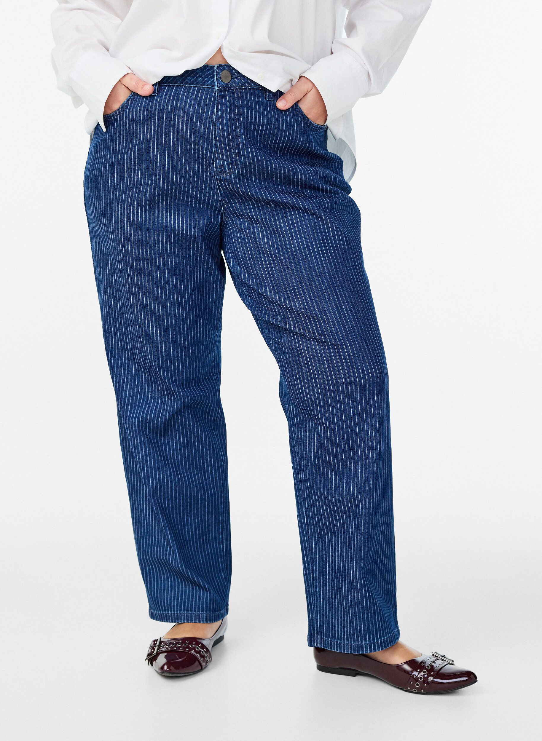 Zizzi Gestreepte jeans met een rechte pasvorm, Blauw, Model image number 2