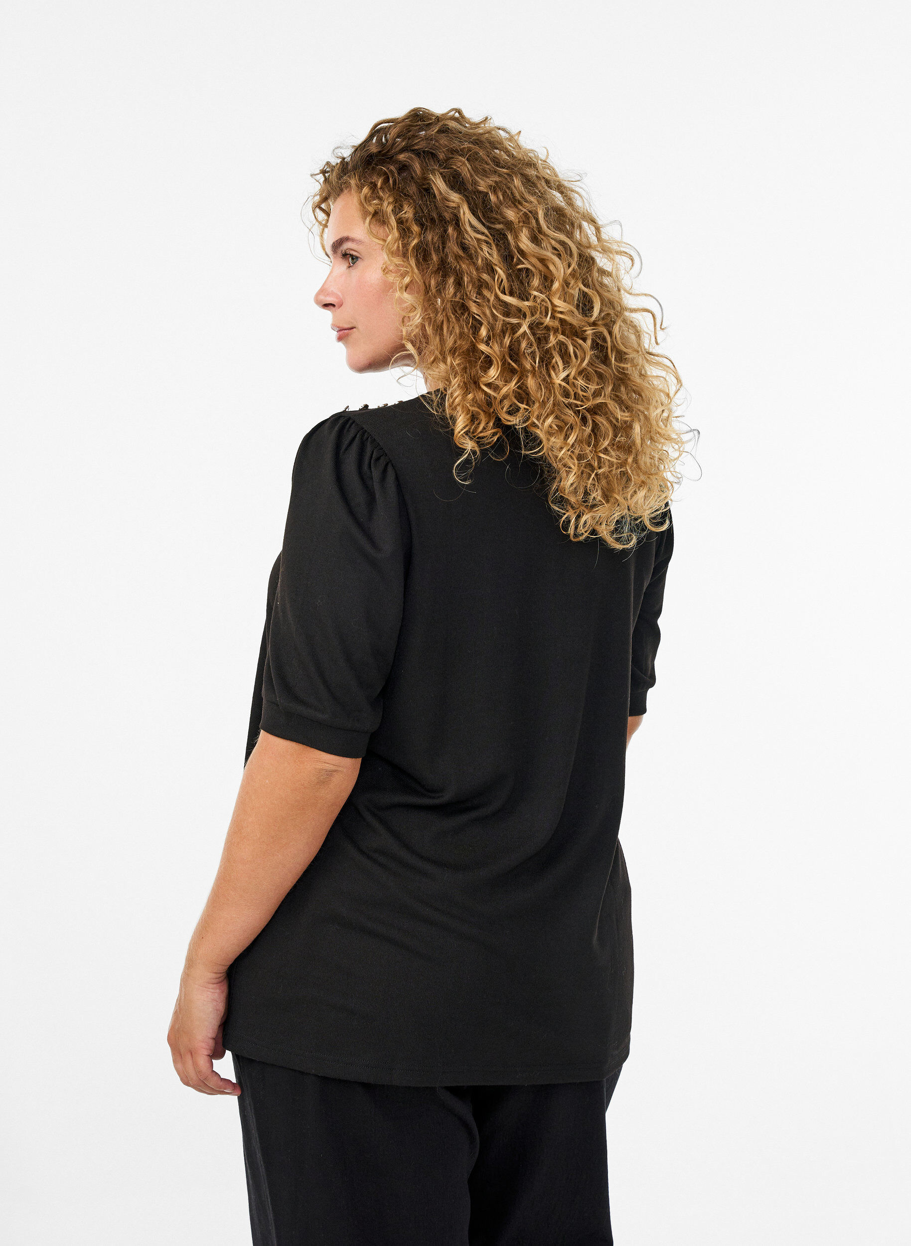 ZizziBlouse met knoopdetail en korte pofmouwen, Zwart, Model image number 2
