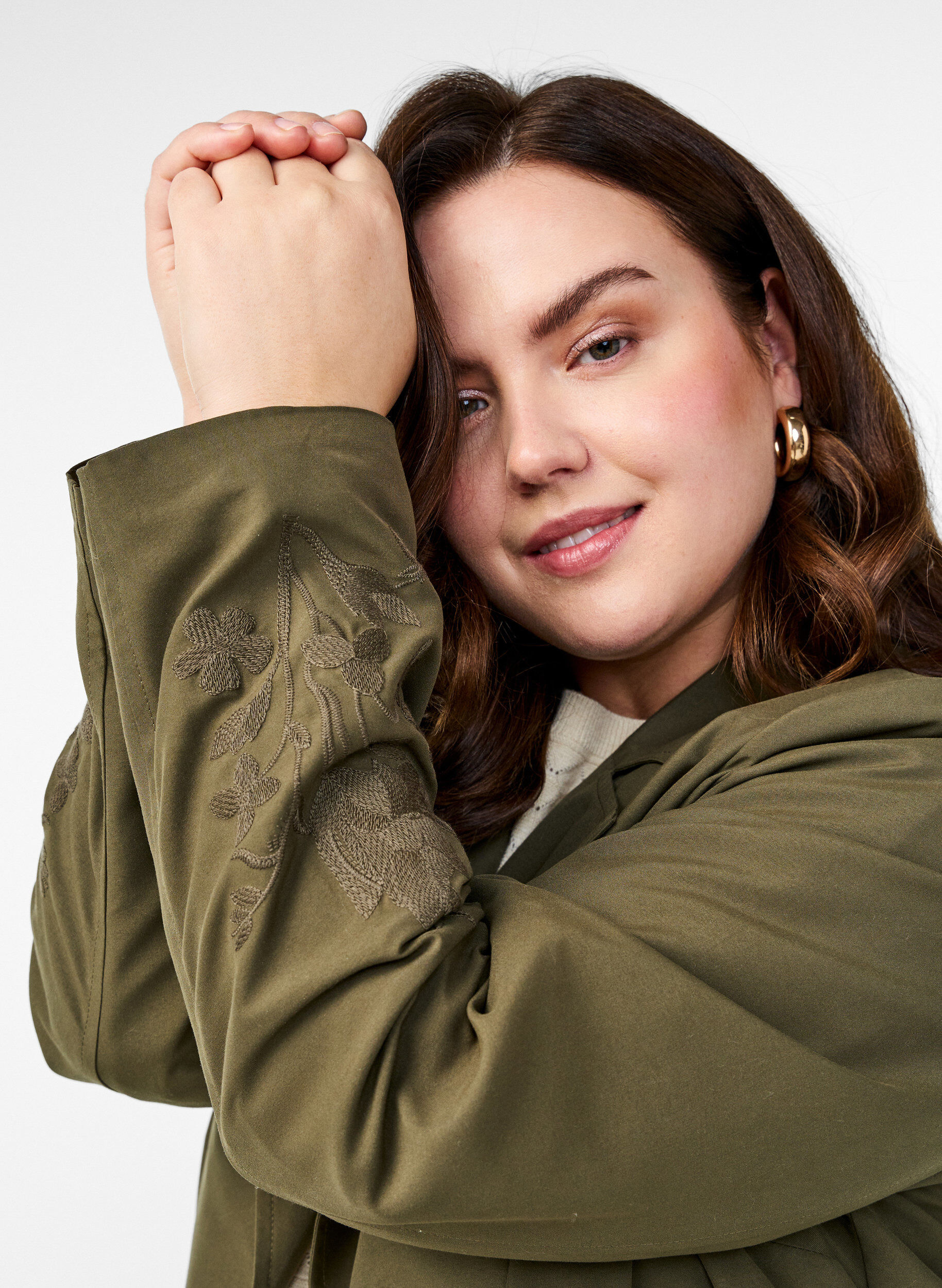 Zizzi Lange trenchcoat met borduursels, Groen, Model image number 3