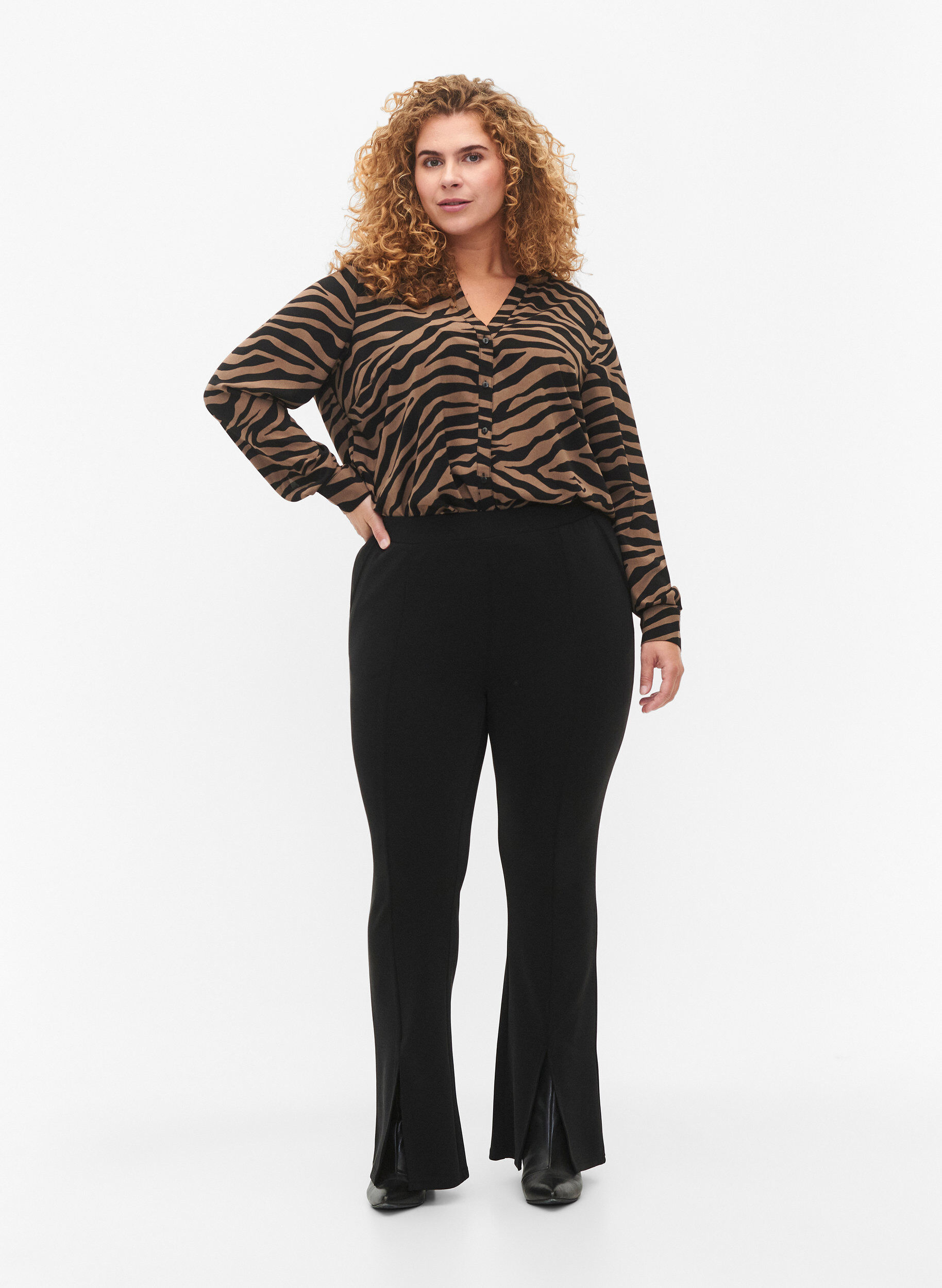 Zizzi Shirt met V-hals en zebraprint, Black/Brown Zebra, Model image number 2