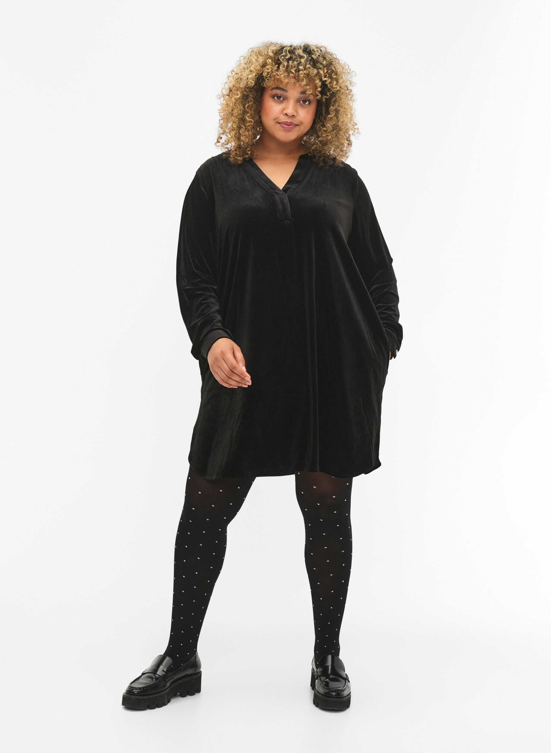 Zizzi  Velour jurk met lange mouwen en V-hals, Black, Model image number 2