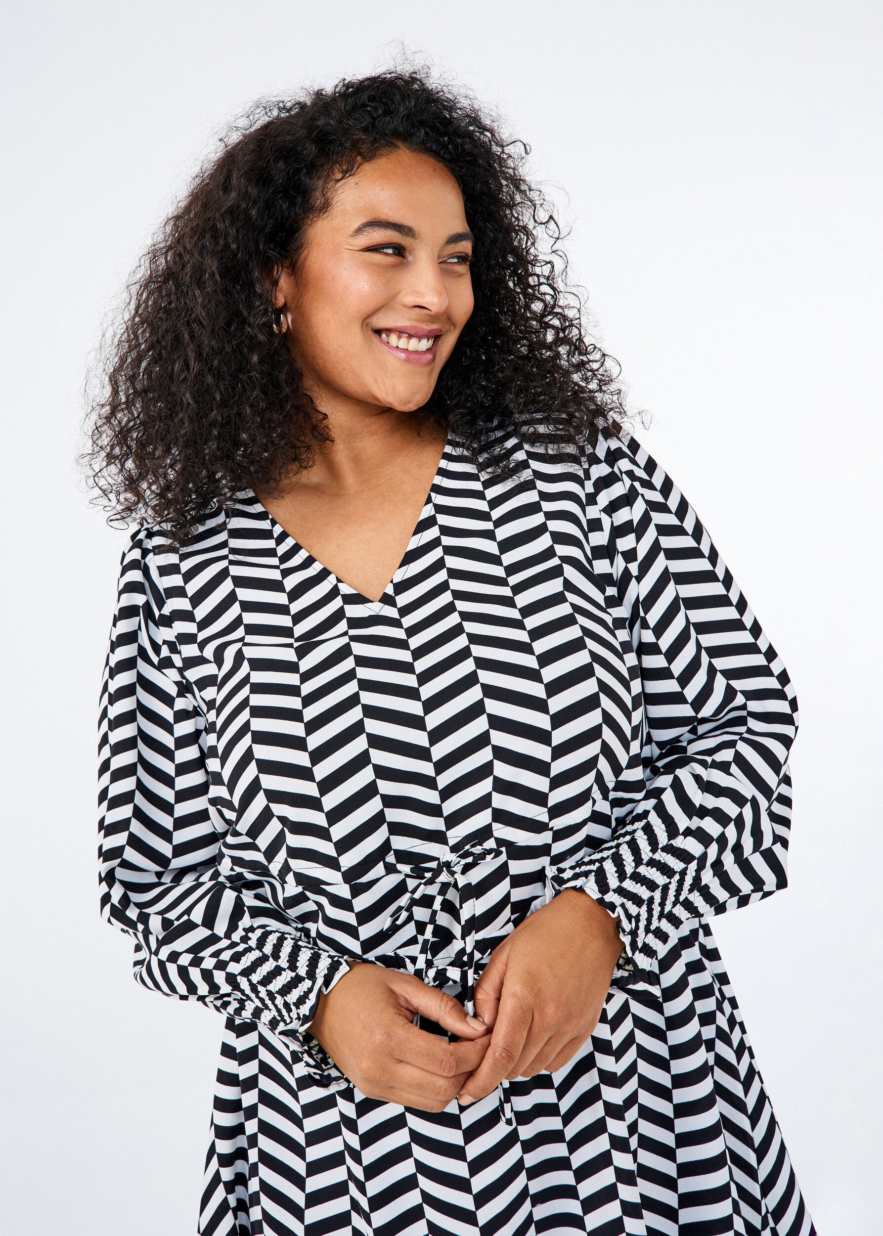 Zizzi Jurk met strikceinturen in de taille, Zwart, Image image number 0