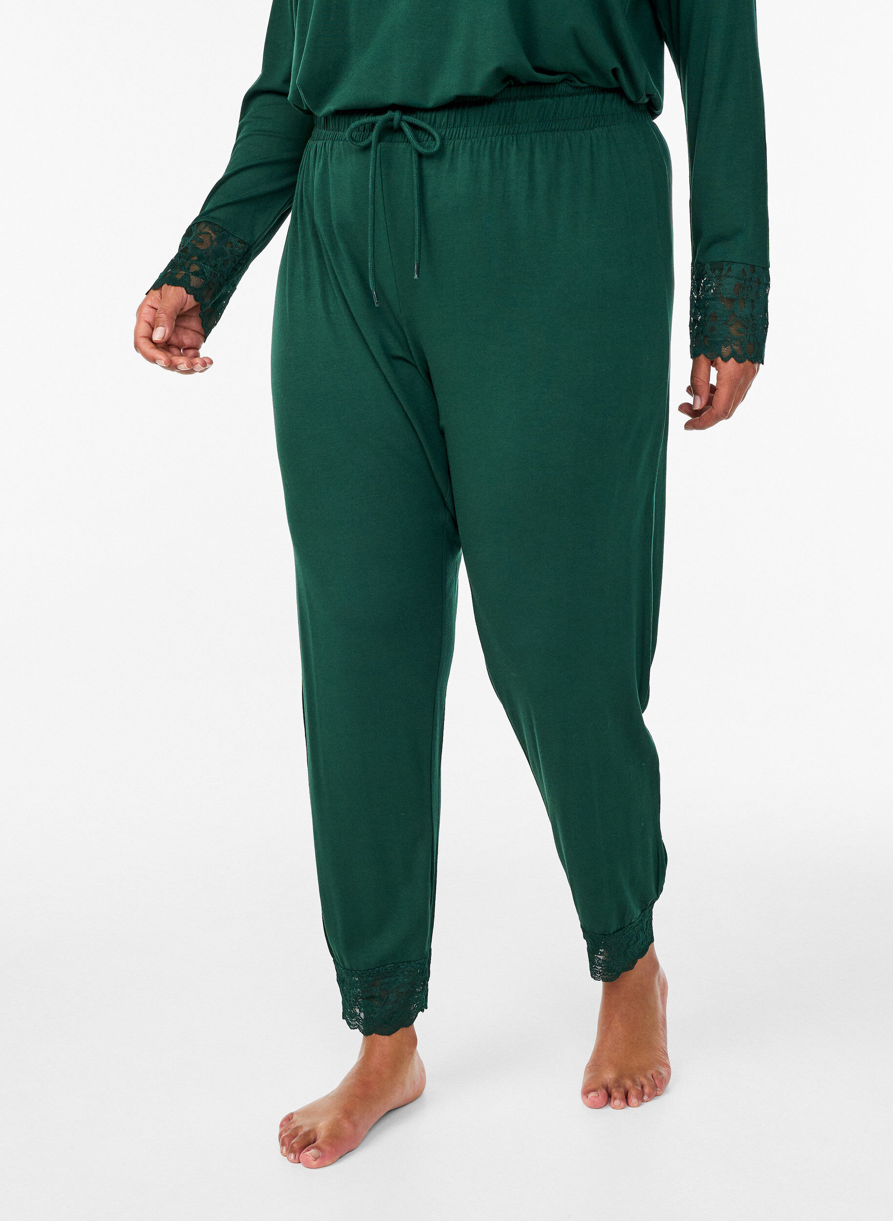 Zizzi Pyjamabroek met kanten rand en high waist, Groen, Model image number 2