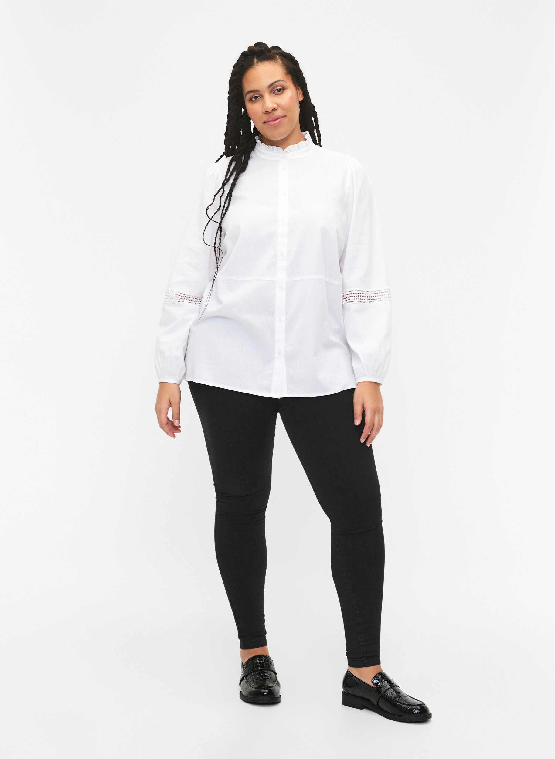 Zizzi Overhemdblouse met ruches op de kraag en een gehaakte band, Bright White, Model image number 4
