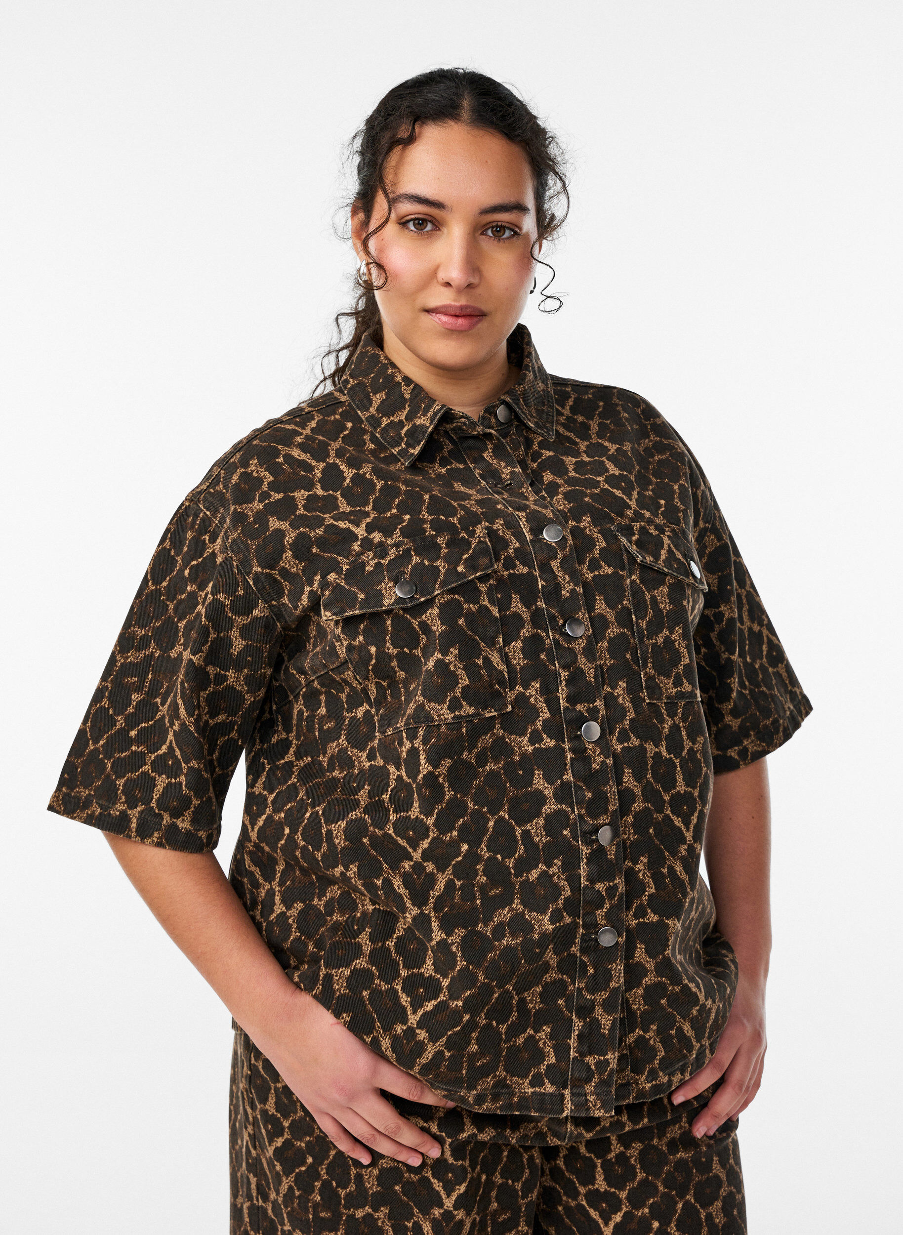 Zizzi Denimshirt met luipaardprint en korte mouwen, Bruin, Model image number 0