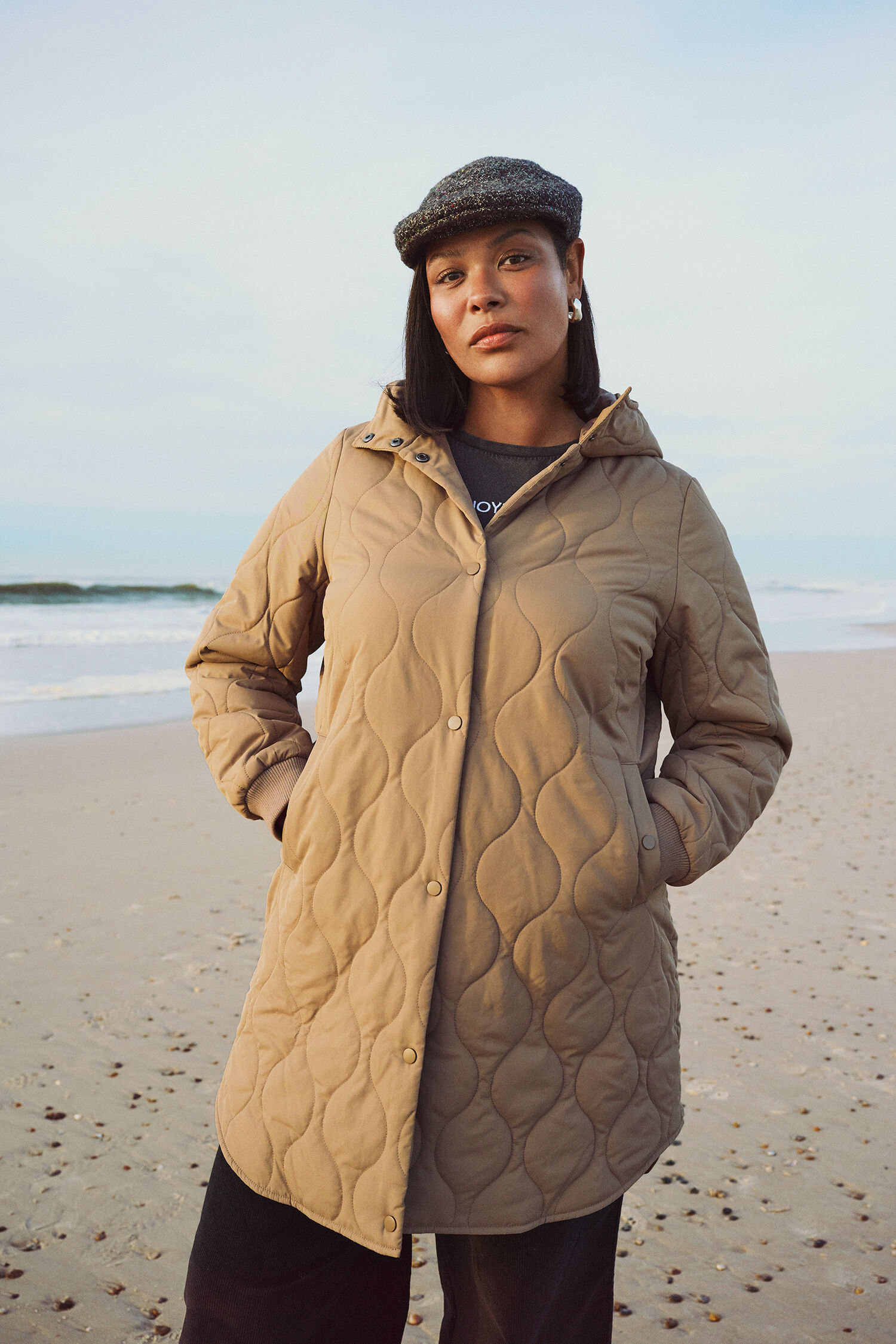 Gewatteerde jas met details, , Model