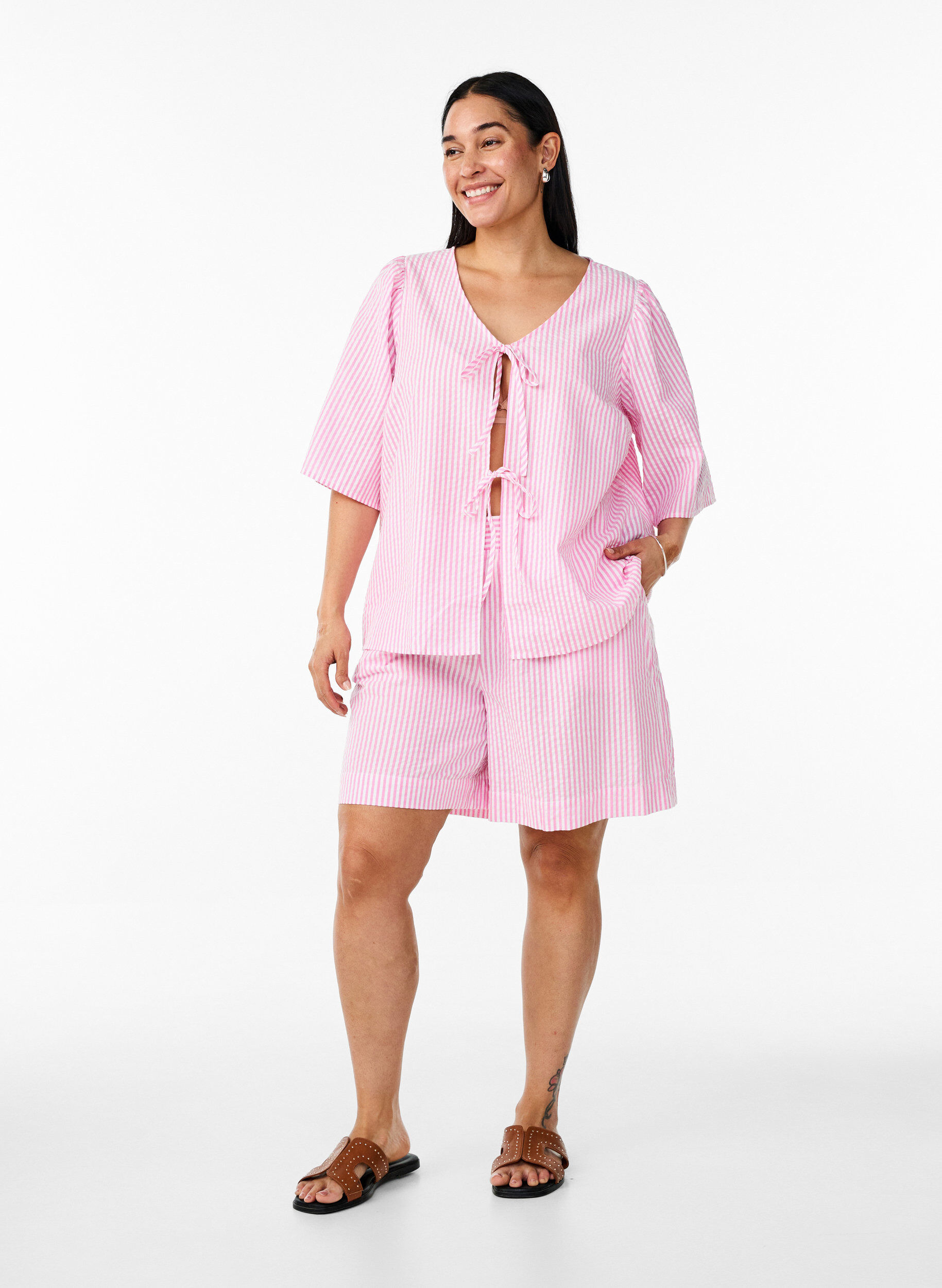 Zizzi FLASH - Gestreepte blouse met strikken, Roze, Model image number 1