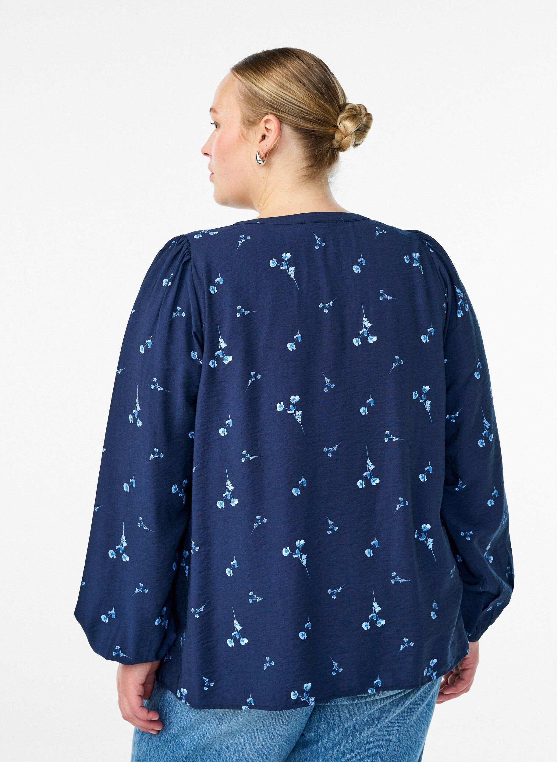Zizzi Blouse met knoopsluiting en kleine bloemen, Blauw, Model image number 2
