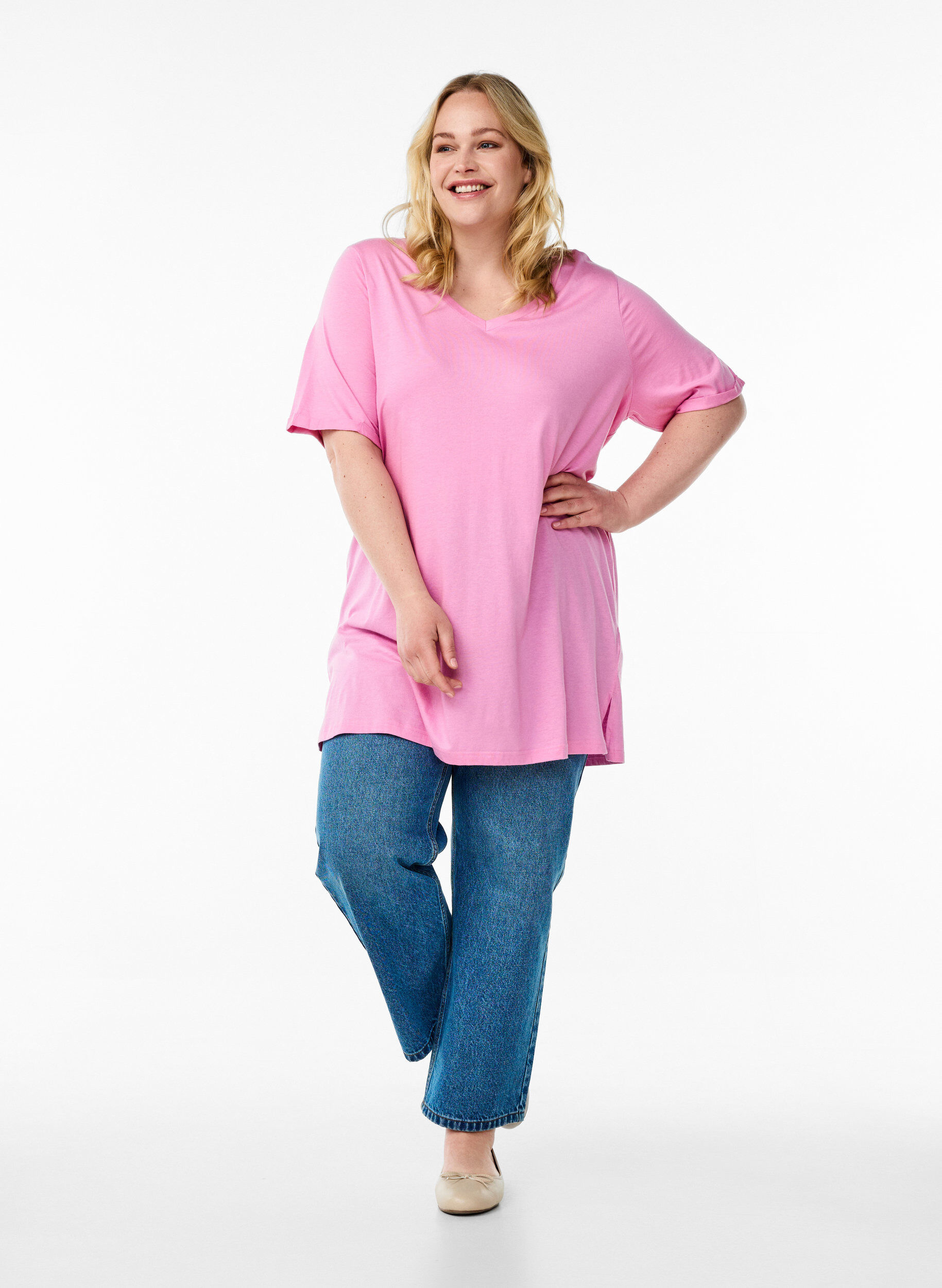 Zizzi Enkelkleurig oversized T-shirt met V-hals, Roze, Model image number 1