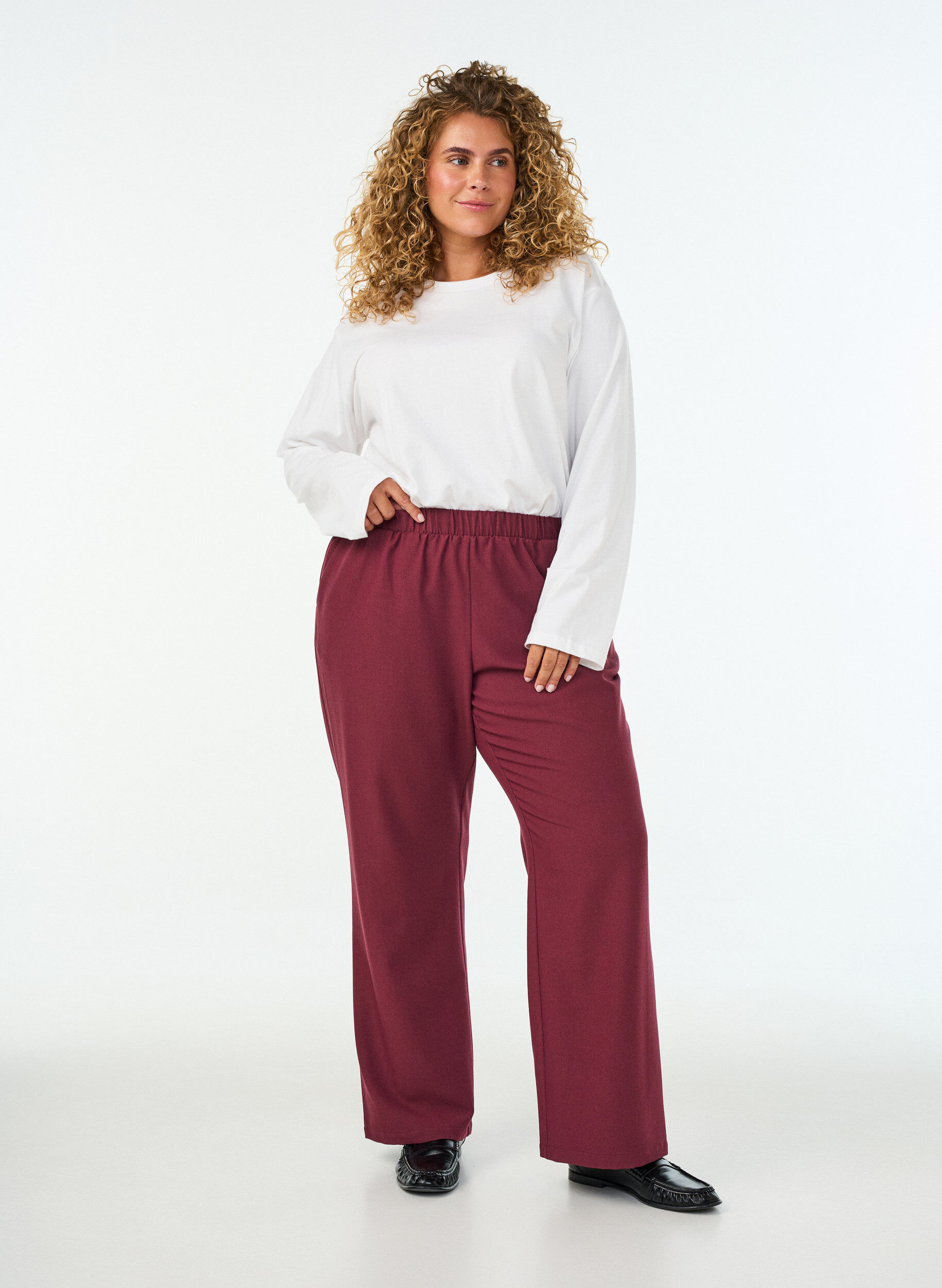 ZizziBroek met zakken en een losse pasvorm, Rood, Model image number 0
