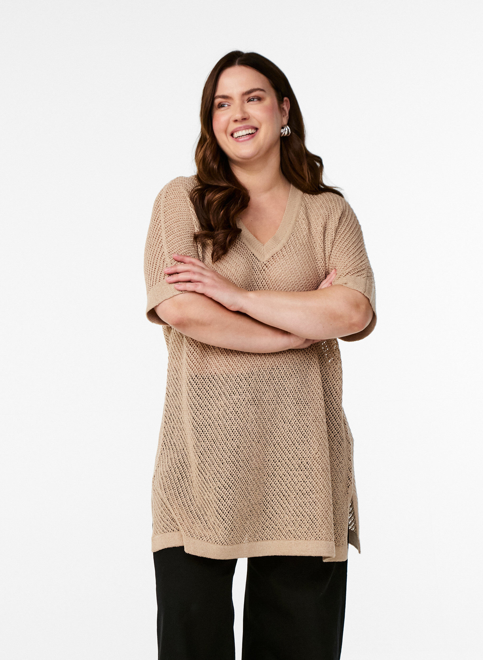 Zizzi FLASH - Gebreide blouse met korte mouwen en V-hals, Beige, Model image number 0