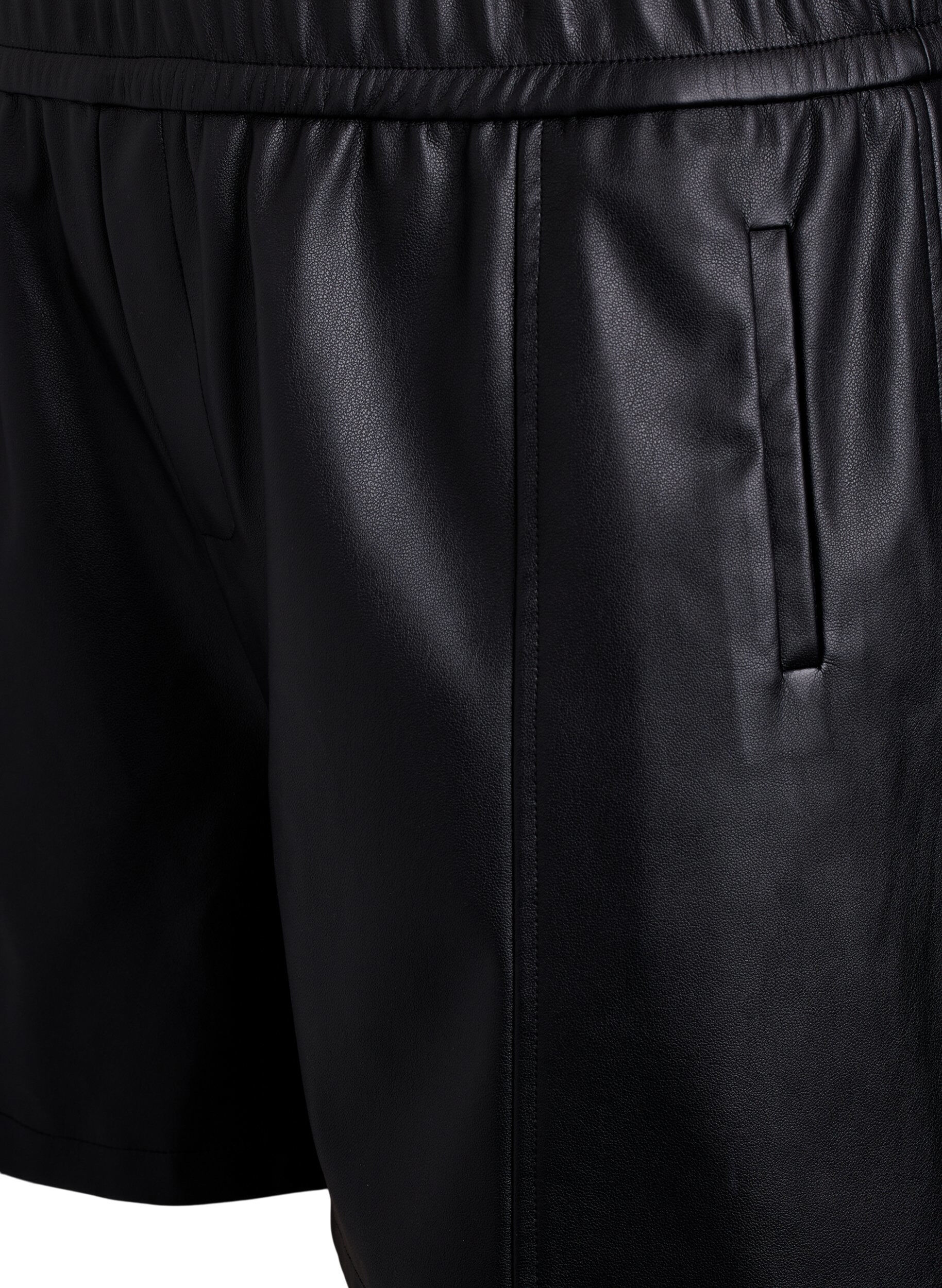 Zizzi Losse imitatieleer shorts met elastische tailleband, Zwart, Packshot image number 2