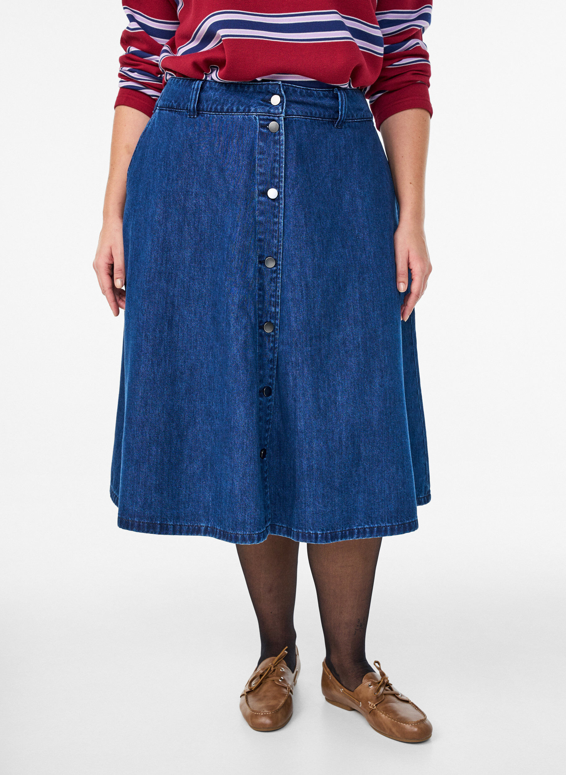 Zizzi A-lijn denimrok met knoopsluiting, Blauw, Model image number 2