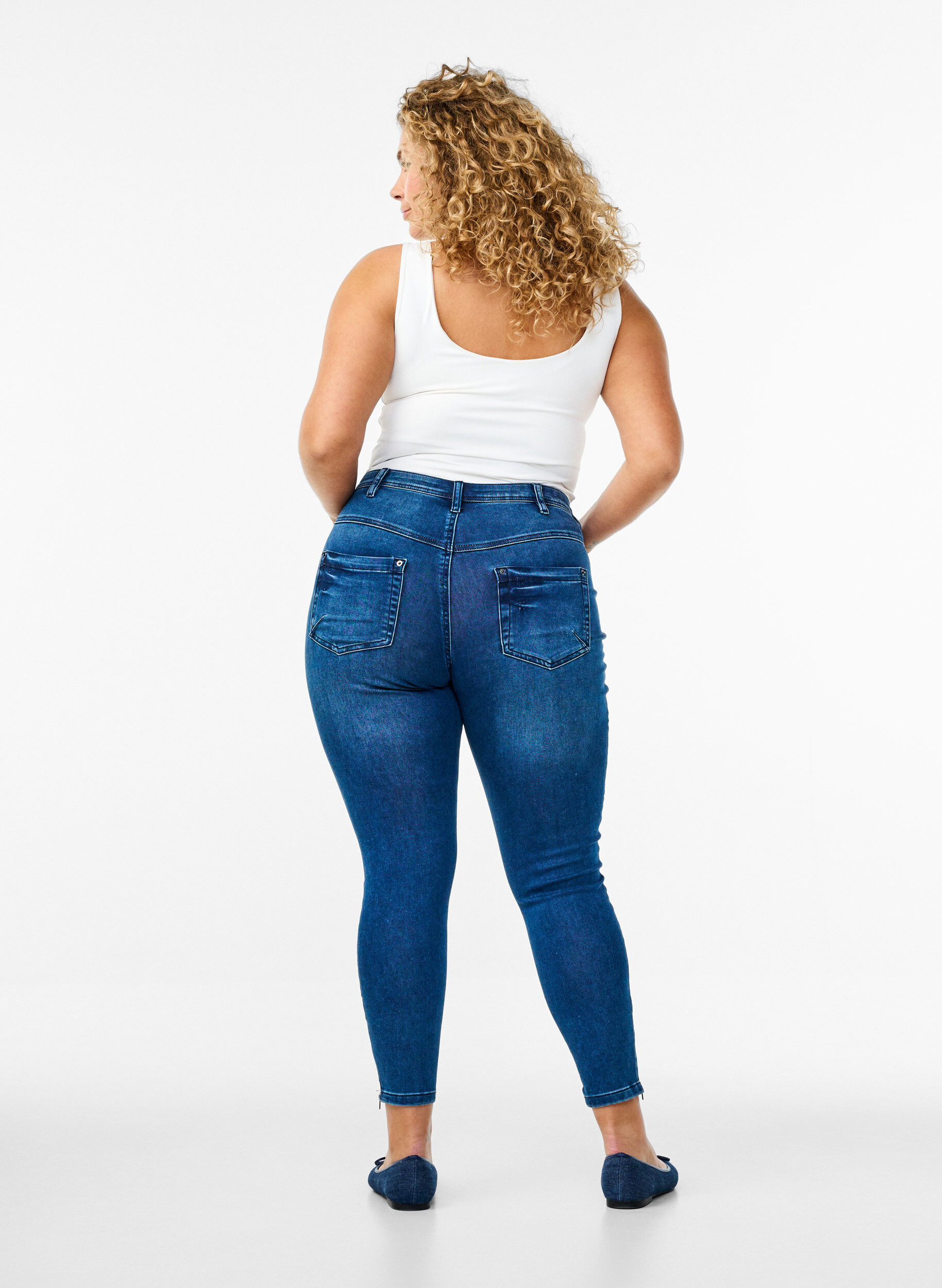 Zizzi Gecropte Amy jeans met ritssluiting details, Blauw, Model image number 1