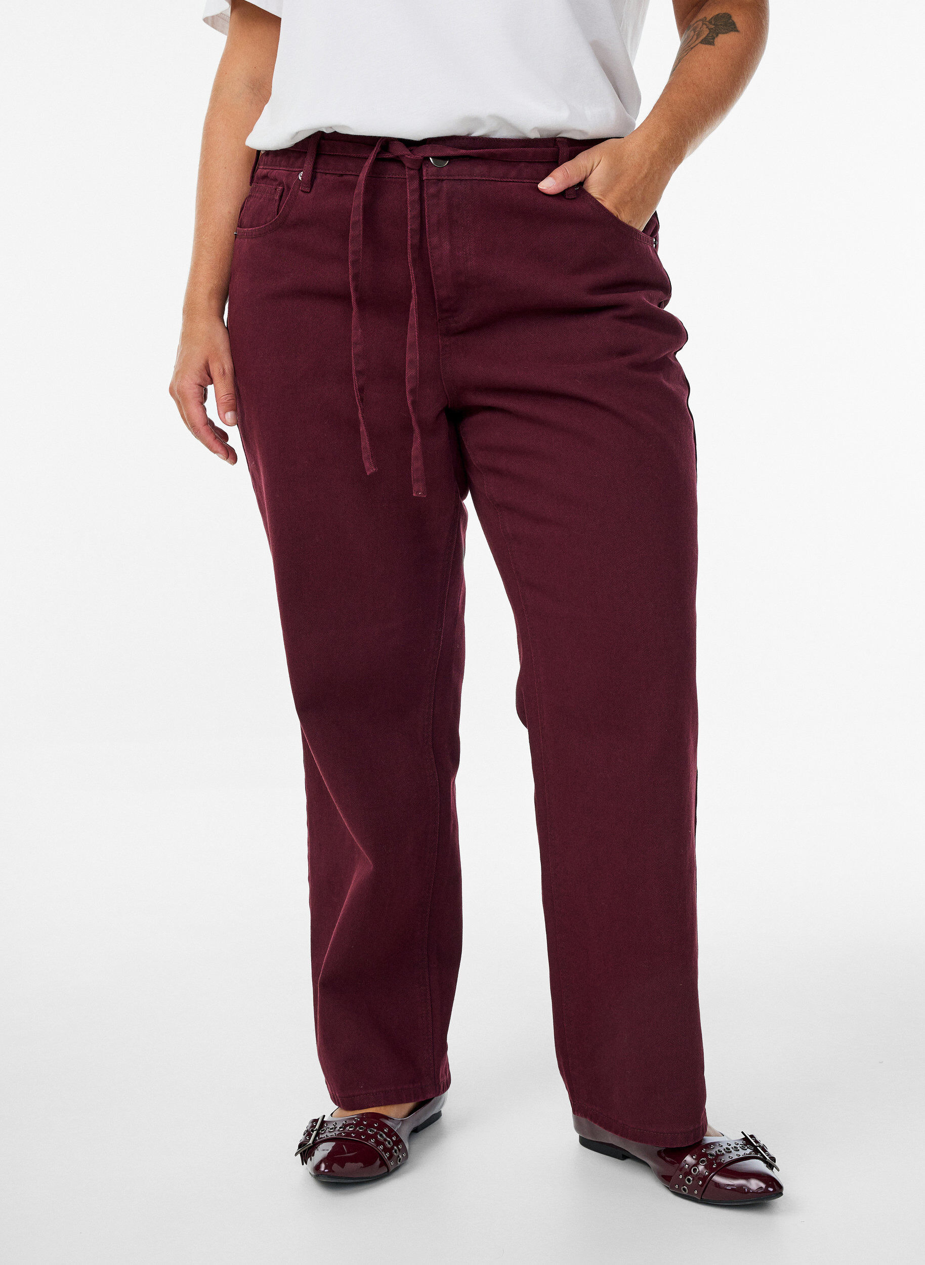 Zizzi Gekleurde high-waist jeans met een strikceintuur, Rood, Model image number 2