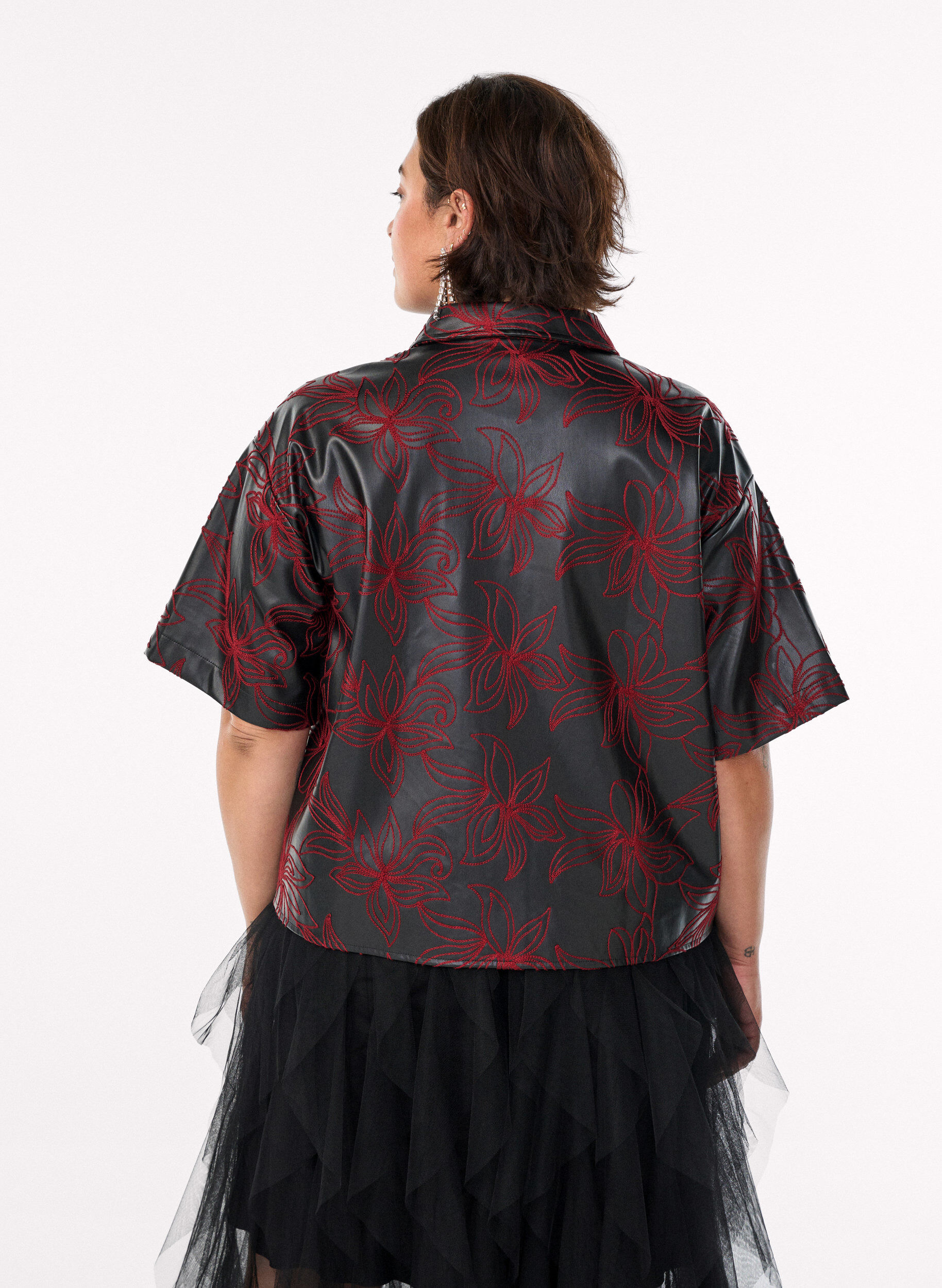Zizzi Korte imitatielederen blouse met contrasterend borduursel, Zwart, Model image number 2