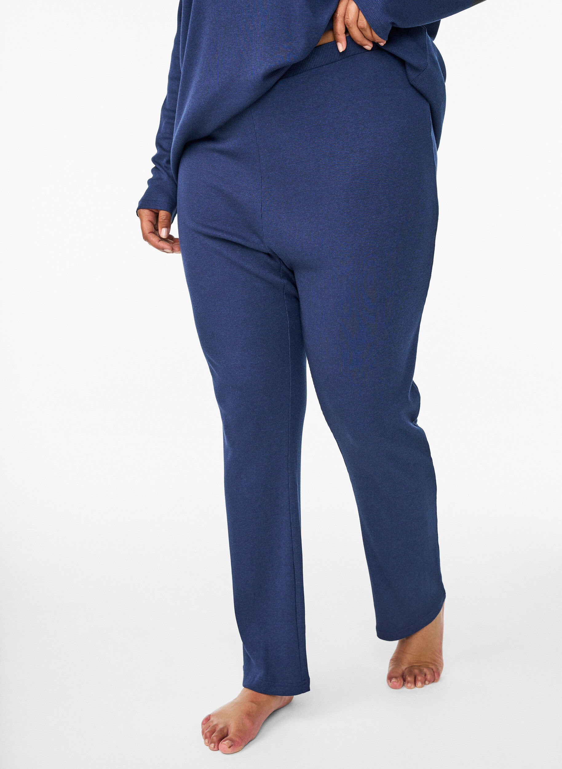 Zizzi Pyjamabroek met een geribde textuur en een elastische tailleband, Blauw, Model image number 2