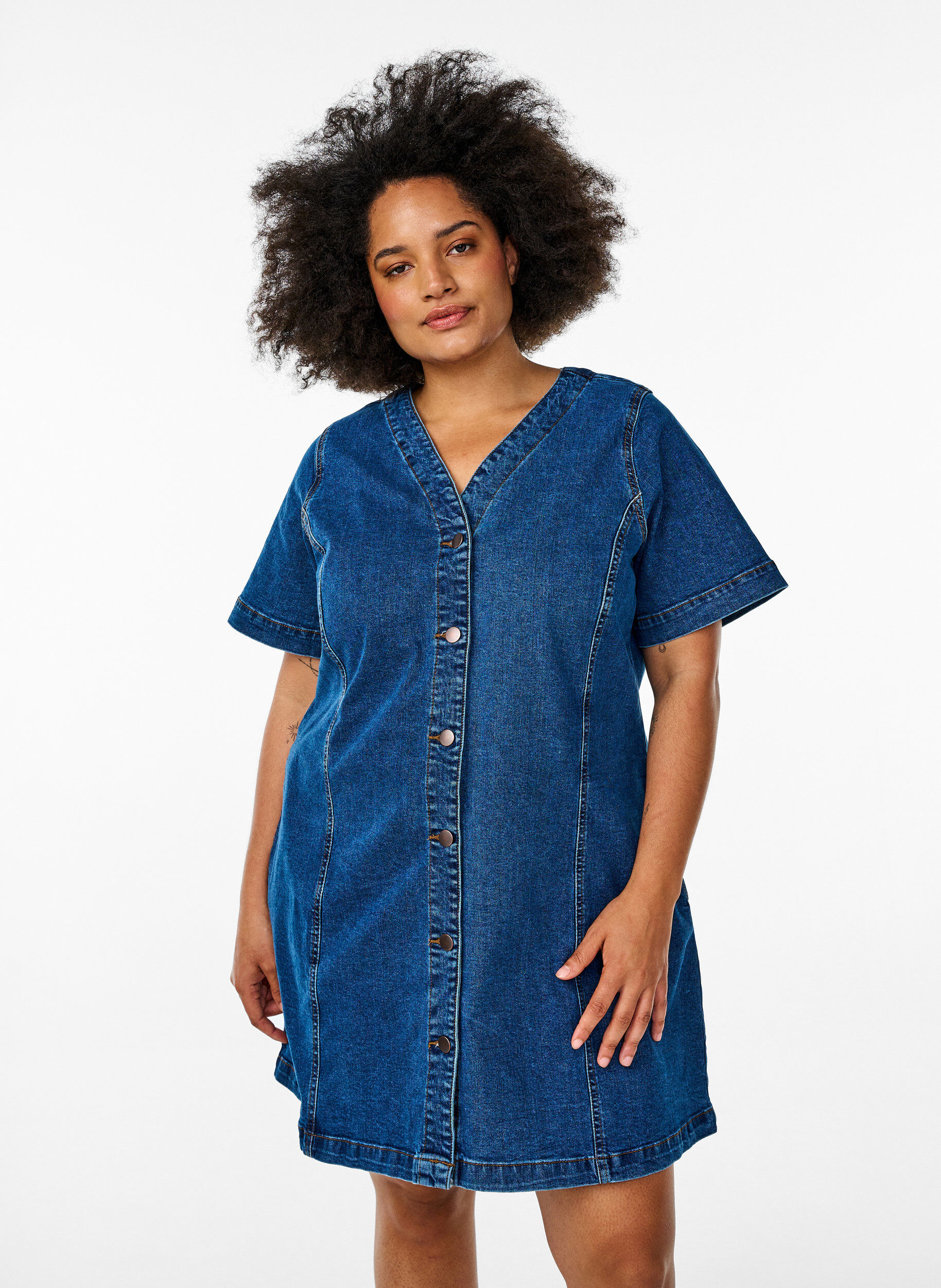 Zizzi Korte denim jurk met V-hals, Blauw, Model image number 0