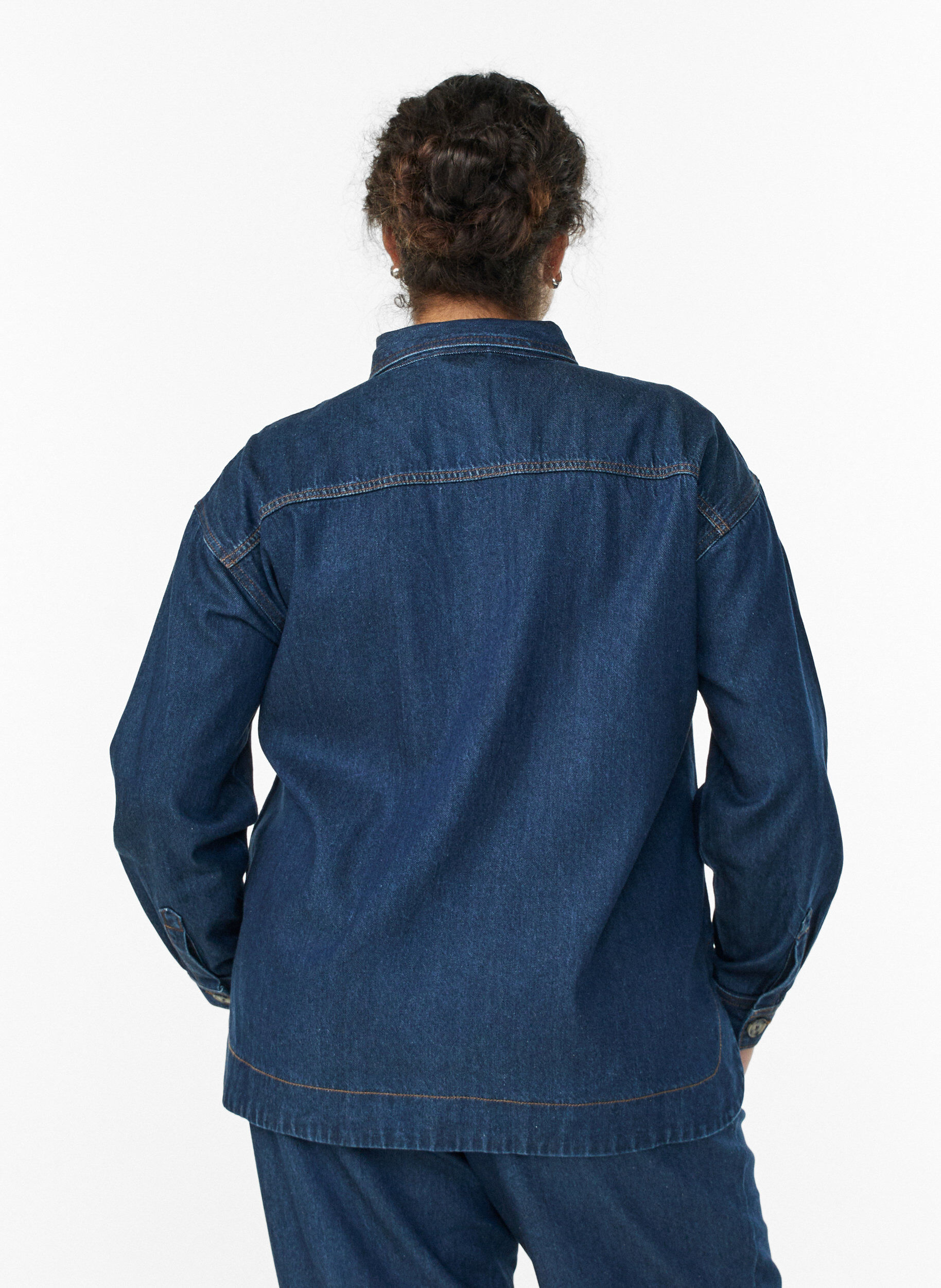 Zizzi Losse denimshirt met zakken op de borst, Blauw, Model image number 2