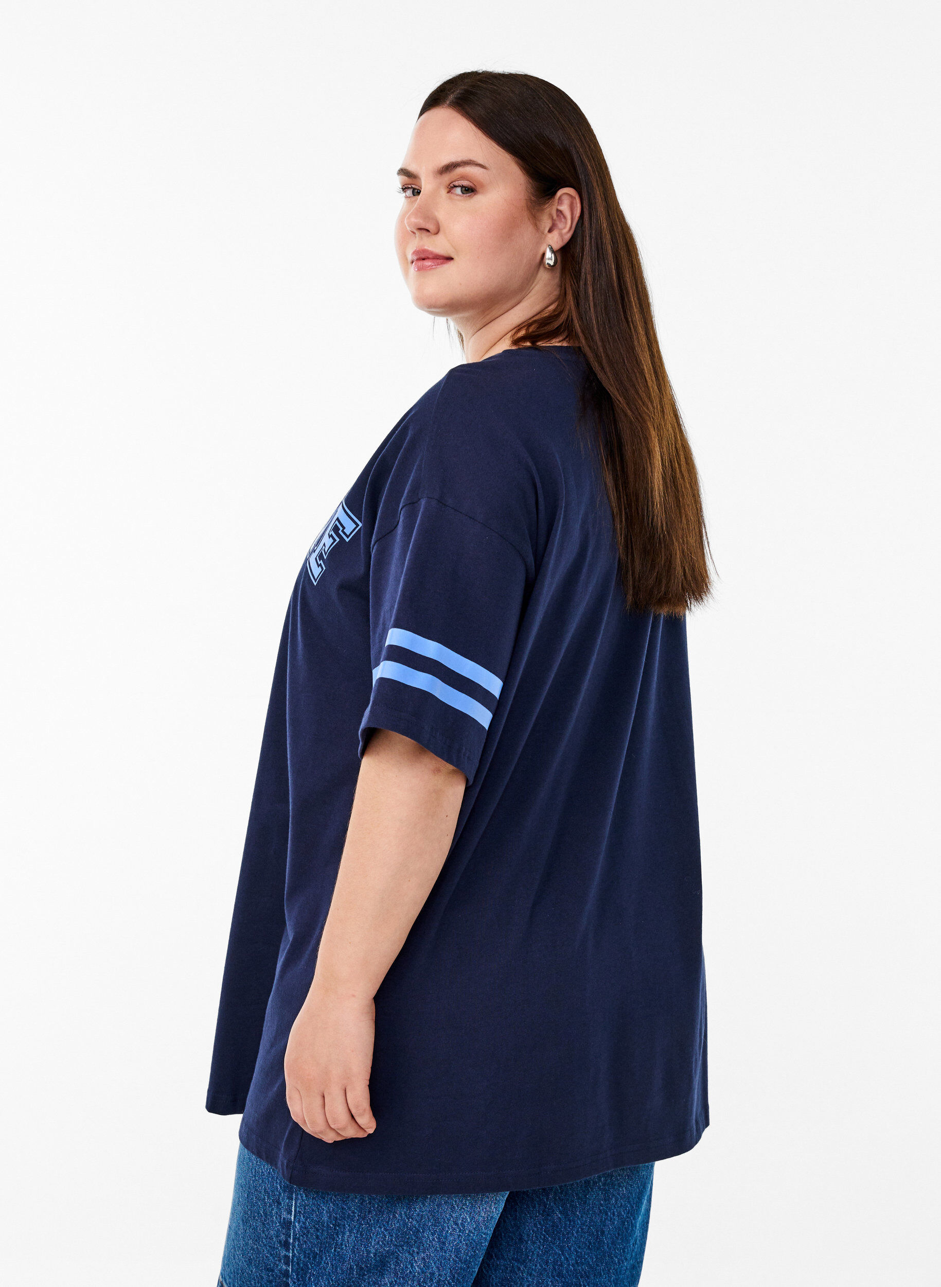 Zizzi Sportief oversized college T-shirt, Blauw, Model image number 2