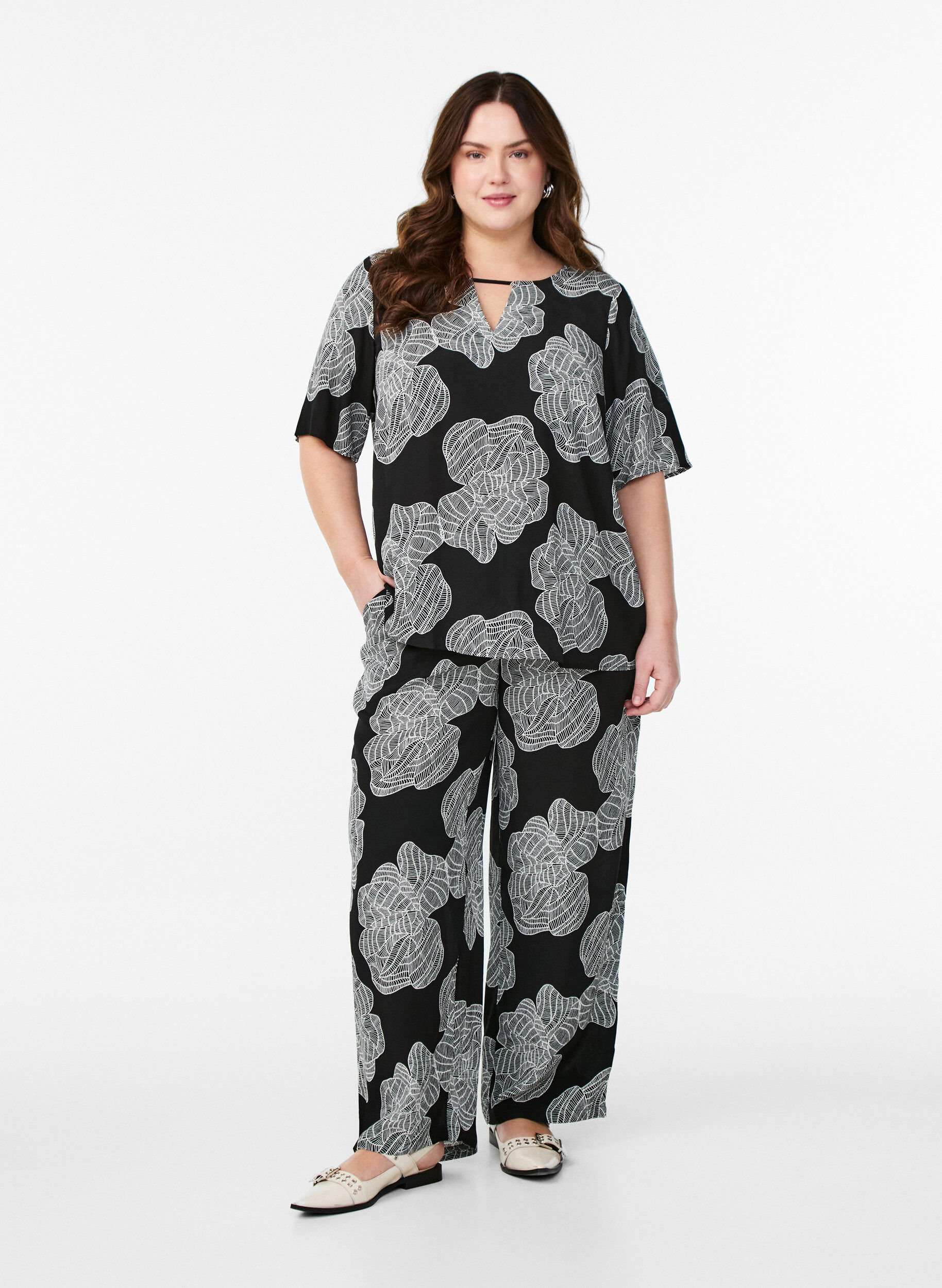 Zizzi Korte mouw visrose Blouse met print, Zwart, Model image number 1