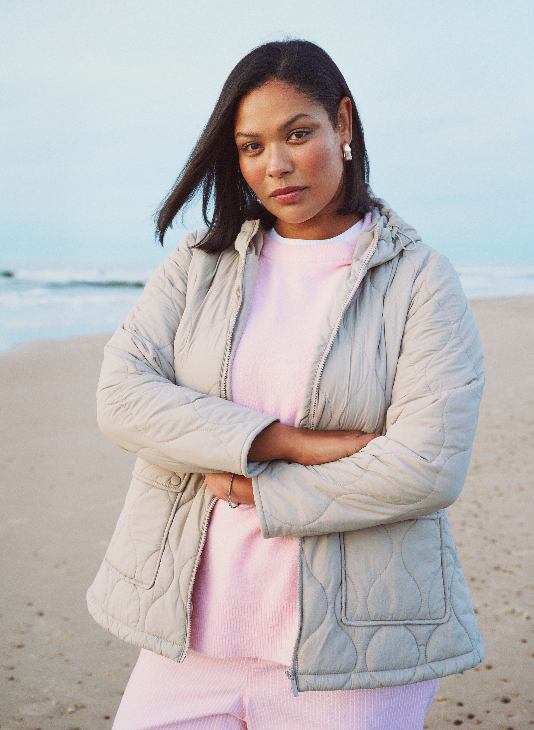 Zizzi Gewatteerde jas met capuchon en zakken, Beige, Image image number 0